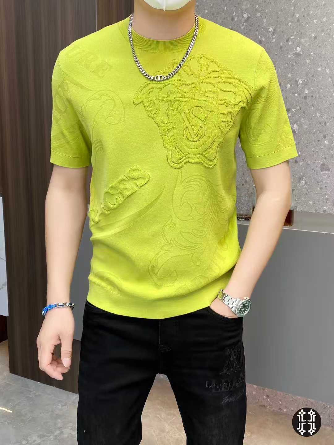 NO:521959,VERSA*E Fan*Zhe New fall 2025 men's knitted short-sleeved T-shirt!  High-end trendy products, and all the stars are chasing fashionable styles!  A single item that every major celebrity internet celebrities use to go out. High-end customized Tens Modal fabric, delicate and soft feel, and a crisp and stylish upper body. The brand logo flocking design on the chest easily advances the sense of fashion. The workmanship is extremely exquisite and rigorous, and the wiring is neat and meticulous, and the masterpiece of a big brand designer!  Let you perfectly combine fashion and casualness with trend. Size 48 - 56, maximum wearable 190 catties., versace, T-shirt,tees, t-shirt,alexander wang19860909VERSA*E 范*哲 2025年秋季新款男士针织短袖t恤！高端潮物,众星追捧时尚款！各大明星网红人手一件的出街单品.高级定制天丝莫代尔面料,手感细腻柔软,上身挺括有型.胸前品牌Logo植绒设计,轻松将时髦感进阶,做工极为考究严谨,走线工整细致,大牌设计师巨作！让您时尚休闲与潮流完美结合.尺码48 - 56,最大可穿 190 斤.,,versace,T-shirt,tees，t-shirt,alexander wang,Men's clothing