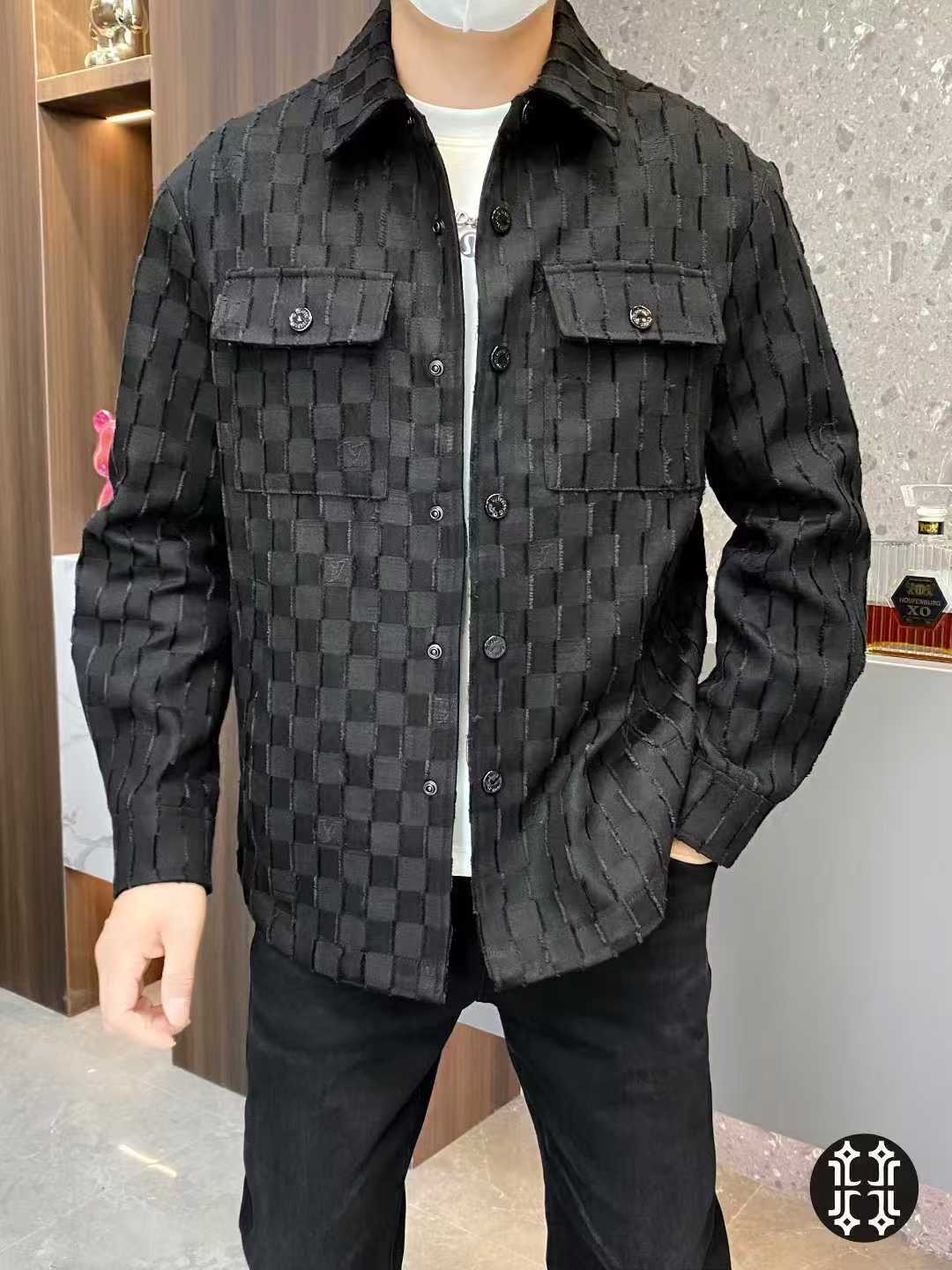 NO:521928,LOUIS VUITT*N LOUIS VUITT*N Autumn 2025 new men's casual lapel denim jacket. A must-have item for trendy people. Three standards are complete. High-end custom tannin denim fabric, ready-to-wear has been mercerized and has a great texture. The upper body is fashionable and stylish, with exquisite workmanship. The whole body is full of flowers and LOGO decoration, and the visual effect is super strong. The counter is original tailored, and the unique trendy products in the wardrobe. Size M-3XL can wear up to 190 catties.,,louis vuitton,louis vuitton,jackets & coats,alexander wang19860909LOUIS VUITT*N 路易*登 2025年秋季新款男士休闲翻领牛仔外套.潮人必备单品.三标齐全.高级定制单宁牛仔面料,成衣经过丝光处理,质感超赞.上身时尚有型,做工精雕细琢.通体满花LOGO装饰,视觉效果超强.专柜原版剪裁,衣橱里绝无仅有的潮爆佳品.尺码M-3XL 最大可穿190斤.,,louis vuitton,louis vuitton,jackets & coats,alexander wang,Men's clothing