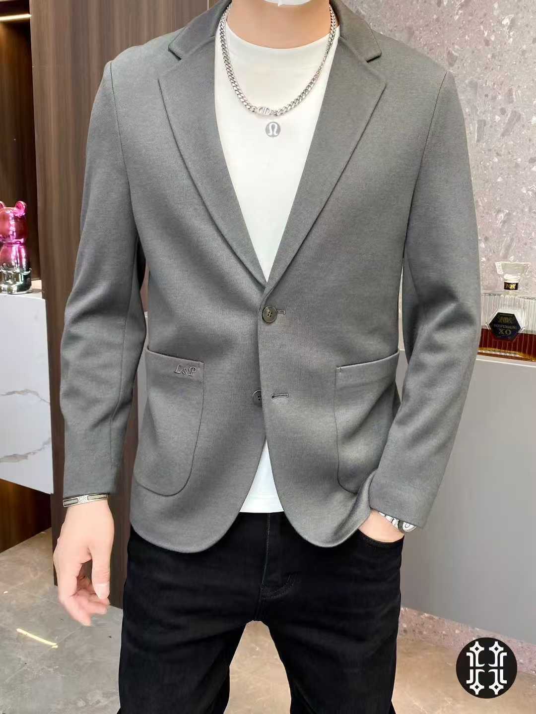 NO:521931,LP Noyou 2025 autumn new men's casual tile wool suit jacket, with a drooping feel, high-end products produced by foreign companies, invincible quality, high-end garment series.  A celebrity-level suit. As a classic ace model at the town store level, it is definitely one of the heroes of men's clothing items. It is a very classic representative work. The suit can be called hard currency. It uses top-level imported jacquard fabrics, gold-grade fabrics, classic Italian tailoring, atmospheric and perfect ready-to-wear tailoring, and stands out. A very stylish style style style is finely made, handmade, exquisitely selected materials, elegant and fashionable, business and daily life, and one piece can do everything. A suit jacket is a classic item in a man's wardrobe that 'never lose one piece'. The dignity and aura brought to men are never comparable to other clothing, and it is also a must-pass for exquisite men. A must-have window. Size M-3XL, can be worn up to 190 kilograms.,,loro piano, jackets & coats, business  suit, gold,alexander wang19860909LP诺悠 2025年秋季新款男士休闲天丝羊毛西服西装外套,自带垂感,洋行出品的高端货,品相无敌,高级成衣系列. 明星级的一款西服.作为镇店级的经典王牌款,绝对是男装单品中的功勋主角之一,属于极为经典的代表作品,西服可以称的上是硬通货.采用客供顶级进口提花面料,黄金级面料,经典的意式剪裁,大气完美成衣剪裁,造型效果脱颖而出,非常有腔调的一款便西,做工精细,手工打造,选料考究,典雅与时髦,商务与日常,一件搞定一切.西服外套属于男人衣橱里“永远少一件”的经典单品.给男人带去的尊严与气场是别的服饰永远都无法匹敌的,也是精致男人的必经之路.橱窗必备.尺码M-3XL,最大可穿到190斤.,,loro piana,jackets & coats,business suit,gold,alexander wang,Men's clothing