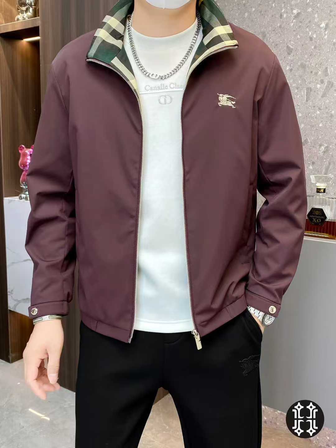 NO:521934,BURBER*Y 2025 autumn new men's stand-up collar jacket jacket. Trading company channel goods, heavy high-end products, and special counter windows are mainly display styles. This year's single products occupy a unique position in the fashion circle, with a strong autumn and winter sense and classic retro label. They are favored by men for their light, steady and versatile characteristics. They are exclusive and latest R&D materials for customers, with invincible texture, excellent warmth performance, and various exquisite details, purely hand-sewn edging treatment and modification, showing a unique visual feeling. The style is perfect and first-class, with a significant slim effect, and has a very high room for performance in the details of the outfit. The clothing quality that high-end people must include in the autumn and winter wardrobe. Size 48-56, up to 190 kilograms.,,burberry,burberry,jackets & coats,jackets & coats,alexander wang19860909BURBER*Y巴宝*莉2025秋季新款男士立领夹克外套.贸易公司渠道货,重磅高端尖品,专柜橱窗主打展示款.今年单品在时装圈占据独特的地位,具有浓郁的秋冬感并带有经典的复古标签,以轻熟稳重百搭的特质备受男人青睐,客供进口独家最新研发材质,质感无敌,保暖性能极佳,细节各种考究纯手工缝制包边处理修饰,展现独特的视觉观感.版型剪裁完美一流,修身效果显著,在穿搭细节方面有着极高的发挥空间,高端人士秋冬衣橱必纳入的衣品.尺码48-56,最大可穿到190斤.,,burberry,burberry,jackets & coats,jackets & coats,alexander wang,Men's clothing