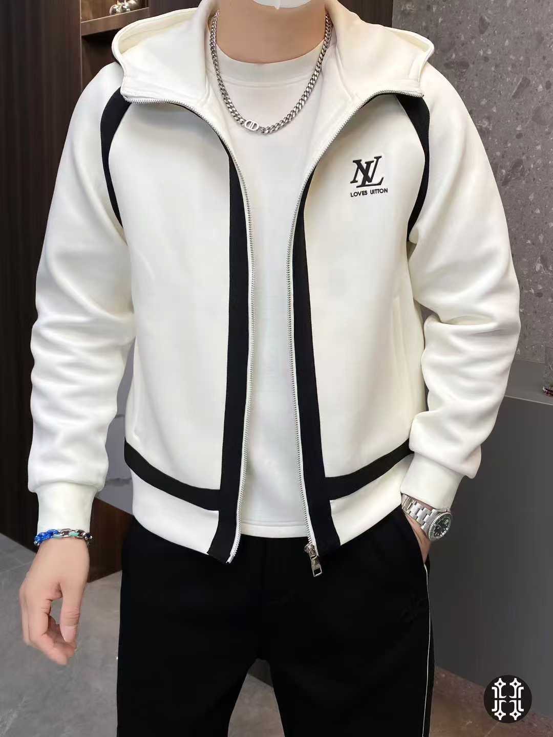 NO:521937,LOUIS VUITT*N Louis*Den autumn 2025 new men's casual hooded jacket jacket, ordering by trading company. It uses Italian custom-made ready-made garment fabrics, which are very light and not easy to wrinkle. They are made of unique craftsmanship. The overall 3D color printing design is quite visual. The print texture is clear and orderly, without any mess or roughness. It is extremely exquisite and clever, which fully interprets the fusion of craftsmanship and aesthetics. The upper body is slim and stylish, with a certain degree of clarity. The overall unique craftsmanship custom pattern is definitely recommended for fashion and the temperament is recommended. It is a must-have for urban casualness. The color picture size M-3XL, can be worn up to 190 kilograms.,,louis vuitton,louis vuitton,jackets & coats,jackets & coats,hats,alexander wang19860909LOUIS VUITT*N路易*登2025年秋季新款男士休闲连帽夹克外套,贸易公司订货.采用意大利客供定制成衣面料,穿着非常轻便不易起皱,独特工艺制作,整体的3d彩印设计颇具视觉感,印花纹理清晰有序,毫无杂乱和粗糙之感,极其精致巧妙,完全诠释出工艺和美学的融合.上身修身有型,有一定的挺括度,整体独特工艺定制图案,绝对走在时尚最尖端的气质感推荐,都市休闲必备.颜色图色尺码M-3XL,最大可穿到190斤.,,louis vuitton,louis vuitton,jackets & coats,jackets & coats,hats,alexander wang,Men's clothing