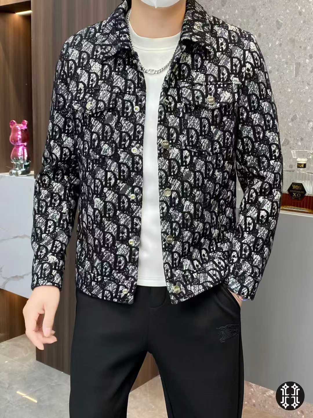 NO:521940,DI*R DI*R 2025 autumn new men's lapel wool jacquard jacket. European products series are exquisitely crafted, comfortable and breathable, and are cleverly used to make unique colors break the dullness of monochrome and create a versatile product that is both fashionable and fashionable. The imported Italian fabric has a strong and delicate suede feel, soft and glutinous feeling, and can be worn directly close to the body without any tingling feeling. It is super comfortable and warm to wear, and the upper body effect is super good. Whether it is single or inner wear, it is warm and yet has a demeanor, giving men the most exquisite dress. Size M-3XL can wear up to 190 kilograms.,, jackets & coats, jackets & coats, alexander wang19860909DI*R 迪*奥 2025年秋季新款男士翻领羊毛提花夹克外套.欧货系列精工细作,舒适与透气性备受青睐,独特色调巧妙运用,打破单色调的沉闷感,打造兼具时尚的百搭产品.意大利进口面料,绒面感极强极细腻,软糯入骨,可直接贴身穿着毫无刺痛感,穿着超级舒适保暖,上身效果超好,无论是单穿还是内搭,有温度又不失风度,给予男人最精致打扮.尺码M-3XL最大可穿190斤.,,jackets & coats,jackets & coats,alexander wang,Men's clothing