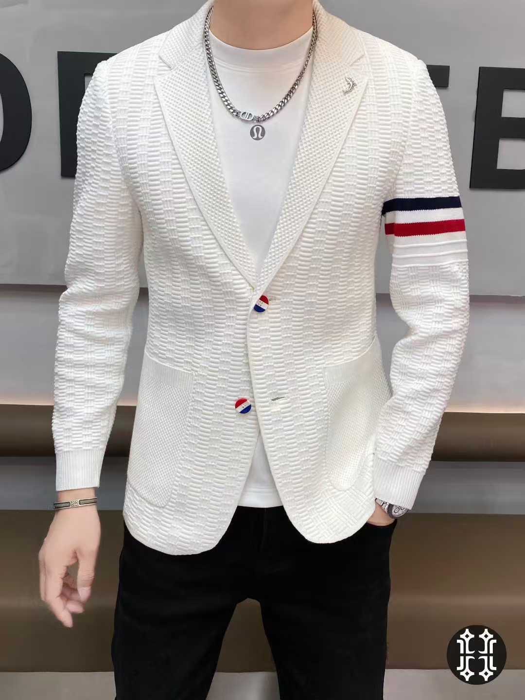 NO:521943,TH*M BROW*E Tom Long Autumn 2025 New Men's Wool Knitted Suit Jacket. The latest European knitted series. TB's products have been very popular in the past two years. Each season's series is enough to shock the eye. As a typical signature item, the unique hair needle wool fabric, classic Italian tailoring, heavy M8 button design. The atmospheric and perfect ready-to-wear tailoring stands out, and the styling effect is very stylish!  Size M-3XL, maximum wearable 190 catties.,, jackets & coats, business suit, alexander wang19860909TH*M BROW*E 汤姆·*朗 2025年秋季新款男士羊毛针织西装西服外套.最新欧货针织系列.TB的单品近两年可谓是火的一塌糊涂,每一季的系列都足以震撼眼球.作为典型招牌单品,极具特色的发针羊毛面料,经典的意式剪裁,重磅M8号纽扣设计.大气完美成衣剪裁,造型效果脱颖而出,非常有腔调的便西！尺码M-3XL,最大可穿190斤.,,jackets & coats,business suit,alexander wang,Men's clothing