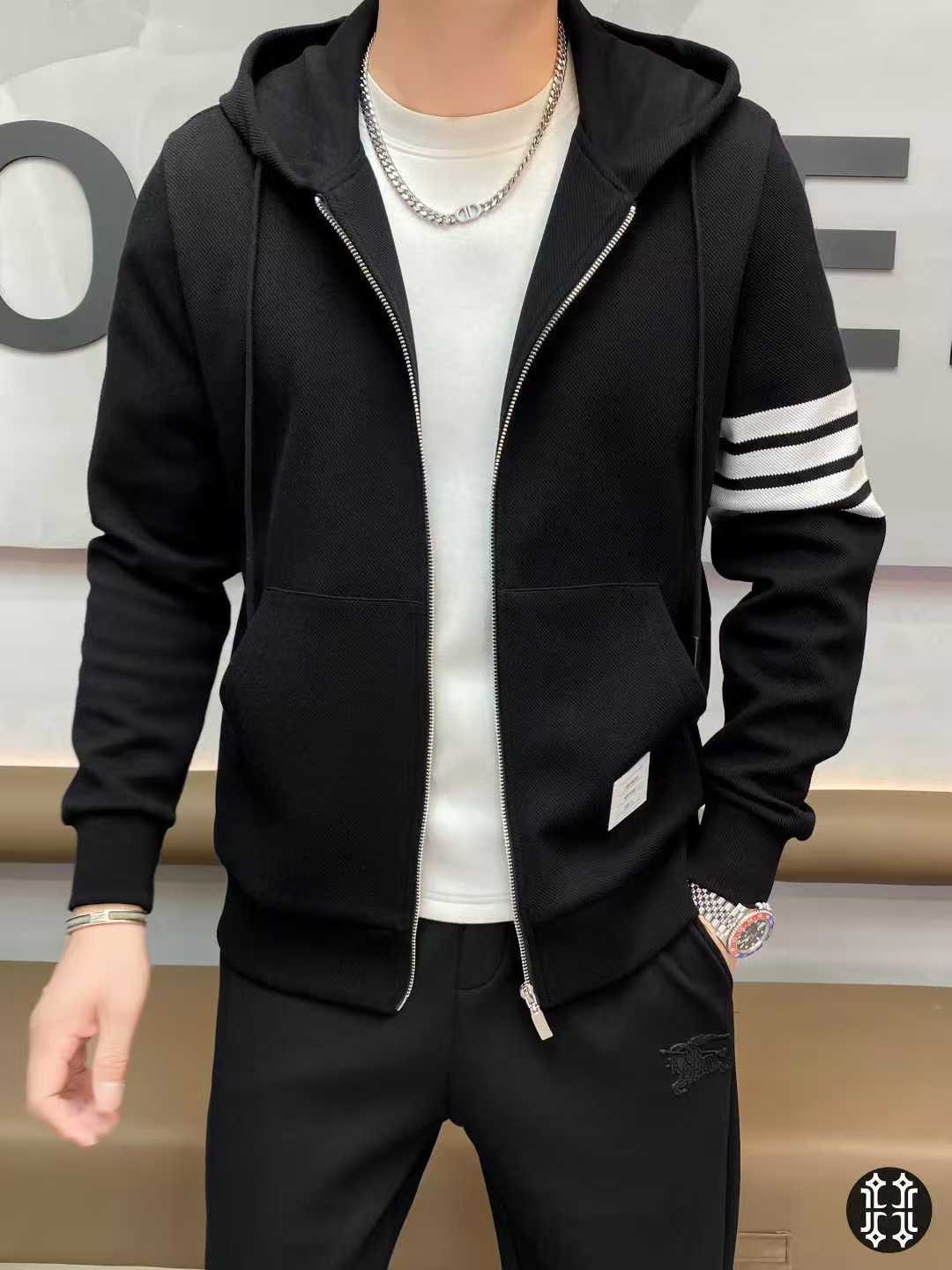 NO:521946,THOM BROW*E Tom BROW*E 2025 autumn new men's knitted hooded jacket jacket. The hottest style is upgraded, top European ready-to-wear made with high standards, Italian custom ready-to-wear fabric, delicate and soft feel, the upper body is crisp and stylish, the texture reaches natural comfort, the fabric is very continuity, the upper body is excellent, and it can control any body shape. Classic four-bar craftsmanship is modified, full of luxury. The placket zipper design, atmospheric and perfect ready-to-wear tailoring, three-dimensional patch pocket design, the styling effect stands out, urban autumn and winter casual matching tool. Size M-3XL can wear up to 190 kilograms.,, jackets & coats, jackets & coats, hats, alexander wang19860909THOM BROW*E 汤姆 布*朗 2025年秋季新款男士针织连帽夹克外套.爆款升级,顶级欧货成衣高标准制作,意大利定制成衣面料,手感细腻柔软,上身挺括有型,质感达到天然的舒适感,面料的延续性非常佳,上身效果超赞,驾驭任何身形.经典四道杠工艺修饰,奢华感十足.门襟拉链式设计,大气完美成衣剪裁,立体贴袋设计,造型效果脱颖而出,都市秋冬休闲搭配利器.尺码M-3XL 最大可穿190斤.,,jackets & coats,jackets & coats,hats,alexander wang,Men's clothing