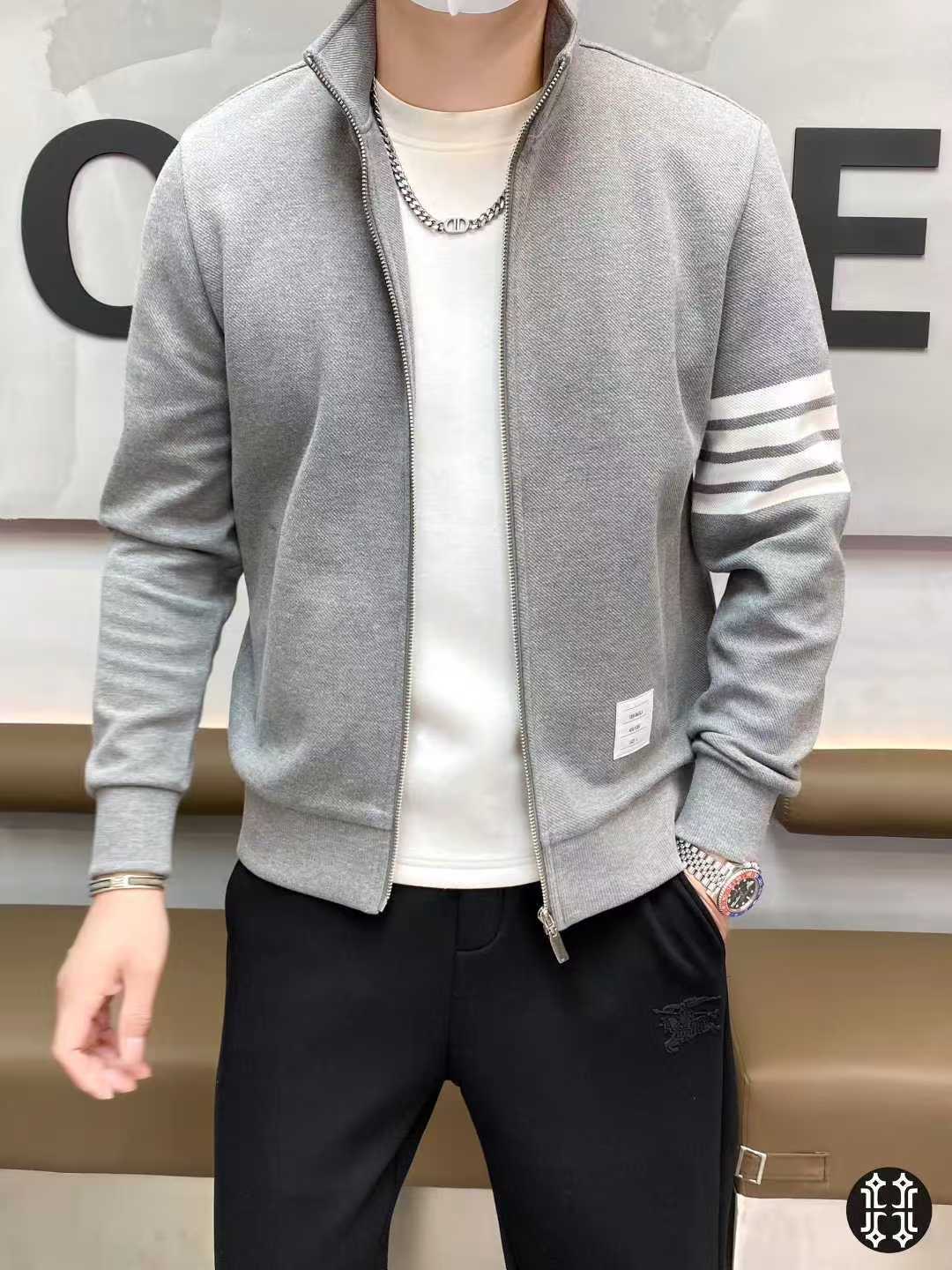 NO:521949,THOM BROW*E Tom BROW*E 2025 autumn new men's knitted stand-collar jacket jacket. The hottest style is upgraded, top European ready-to-wear made with high standards, Italian custom ready-to-wear fabric, delicate and soft feel, the upper body is crisp and stylish, the texture reaches natural comfort, the fabric is very continuity, the upper body is excellent, and it can control any body shape. Classic four-bar craftsmanship is modified, full of luxury. The placket zipper design, atmospheric and perfect ready-to-wear tailoring, three-dimensional patch pocket design, the styling effect stands out, urban autumn and winter casual matching tool. Size M-3XL can wear up to 190 kilograms.,, jackets & coats, jackets & coats, alexander wang19860909THOM BROW*E 汤姆 布*朗 2025年秋季新款男士针织立领夹克外套.爆款升级,顶级欧货成衣高标准制作,意大利定制成衣面料,手感细腻柔软,上身挺括有型,质感达到天然的舒适感,面料的延续性非常佳,上身效果超赞,驾驭任何身形.经典四道杠工艺修饰,奢华感十足.门襟拉链式设计,大气完美成衣剪裁,立体贴袋设计,造型效果脱颖而出,都市秋冬休闲搭配利器.尺码M-3XL 最大可穿190斤.,,jackets & coats,jackets & coats,alexander wang,Men's clothing