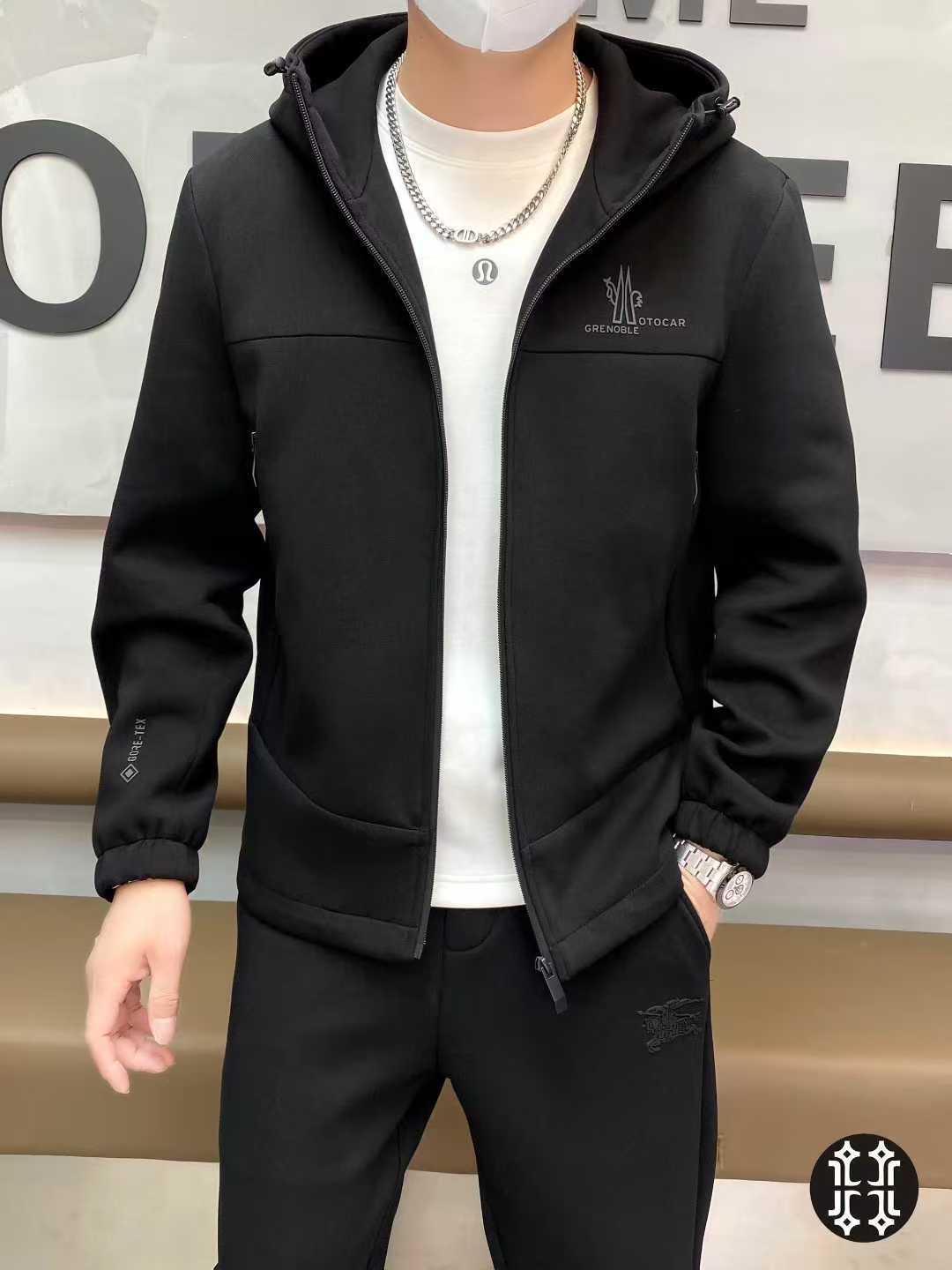 NO:521952,MONCL*R Meng*kou Autumn 2025 new men's air-layer hooded jacket jacket. Exclusive quality styles on the national cabinet, Hong Kong foreign goods, official website sells 8,800+ classic Italian styles, big shots, styles and tailoring are quite stylish. This is a more stylish and rigorous item, which can be encountered on the market. It is light and delicate and has a full customer supply of fabrics. It feels delicate and soft, and has excellent breathability. All hardware accessories are available for customers, high-quality and elegant, and is a must-have jacket for autumn and winter clothing. Size M-3XL, maximum wear of 190 kilograms.,, jackets & coats, jackets, hats, alexander wang19860909MONCL*R蒙*口2025年秋季新款男士空气层连帽夹克外套.全国独家上柜品质款,香港洋行货,官网在售8800+经典意式风格,大佬级别的拼接手法,版型和剪裁都相当有型,这种比较有格调又足够严谨的单品,市面上可遇不渴求.轻盈细腻全客供面料.手感细腻柔软,透气性极佳.五金配件全部品牌客供,高格调气质优雅,秋冬服饰必备的外套.尺码M-3XL,最大穿到到190斤.,,jackets & coats,jackets & coats,hats,alexander wang,Men's clothing