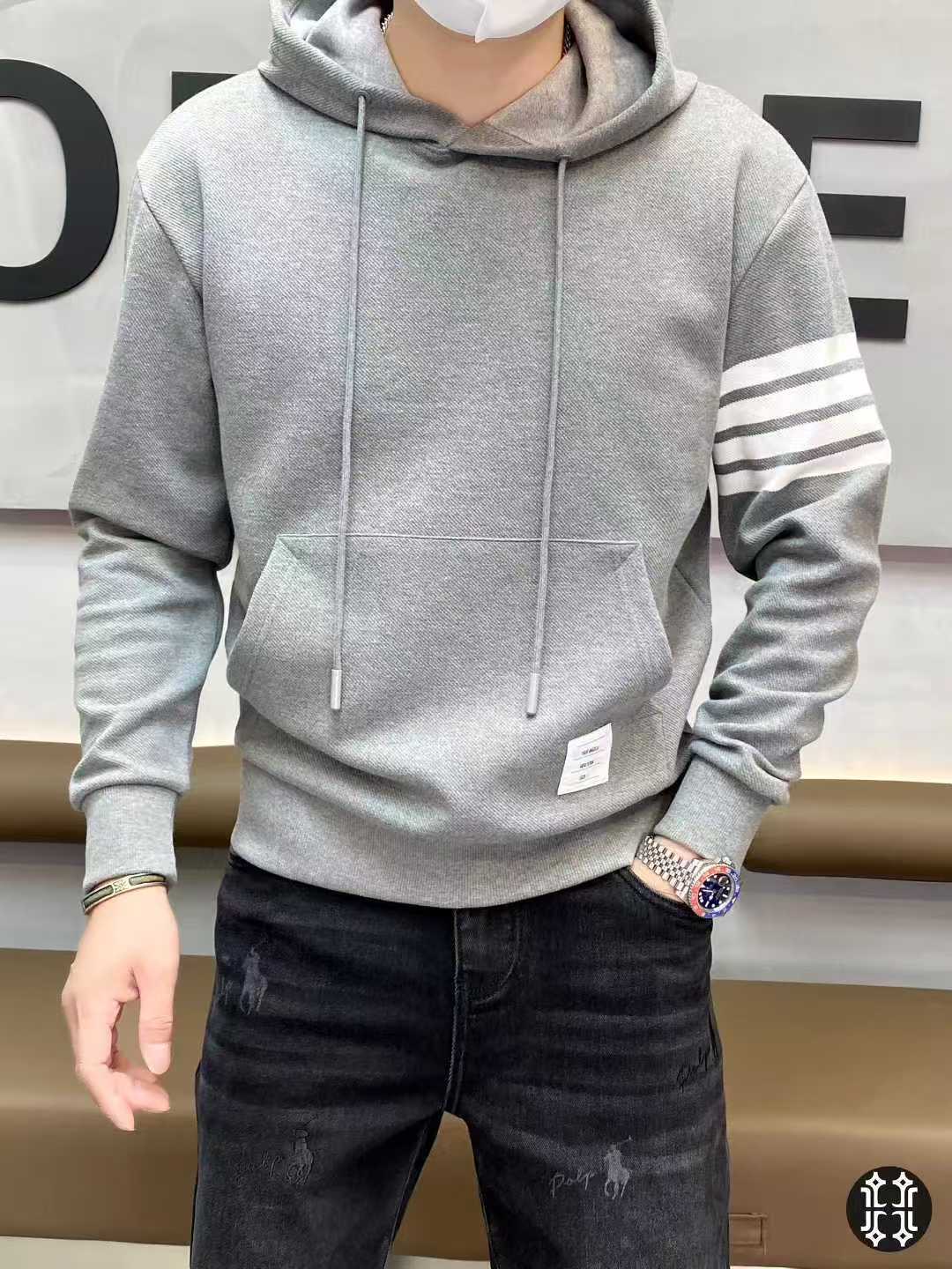 NO:521953,Thom Brow*e Tom Brow*e's new men's thin hooded pullover sweatshirt for autumn 2025. High-end office goods, heavyweight stunning items, high street mix and match tone with flavor, eye-catching and powerful works, unique craftsmanship and pattern, rich visual effects. Custom fabric of Italian customer-supplied high-strength sweatshirts, breathable, soft and comfortable, excellent drape, and strong gloss brings a strong texture. Italian slim tailoring, super good fashionable and stylish inside and outside, giving men the most exquisite dress. Color black gray size M-3XL, up to 190 catties., hoodie, sweatshirts, hats, alexander wang19860909Thom Brow*e汤姆·布*尼2025年秋季新款男士薄款连帽套头卫衣.写字楼高端货品,重磅级尤物单品,高街混搭腔调有味,吸睛有力之作,独特工艺制作图案,视觉效果丰富.意大利客供高股卫衣定制面料,透气柔软舒适,垂感极佳,光泽度带来强烈的质感,意式修身剪裁,超好的时髦内外兼搭单品,给予男人最精致打扮.颜色黑色 灰色 尺码M-3XL,最大可穿到190斤.,,hoodie,sweatshirts,hats,alexander wang,Men's clothing