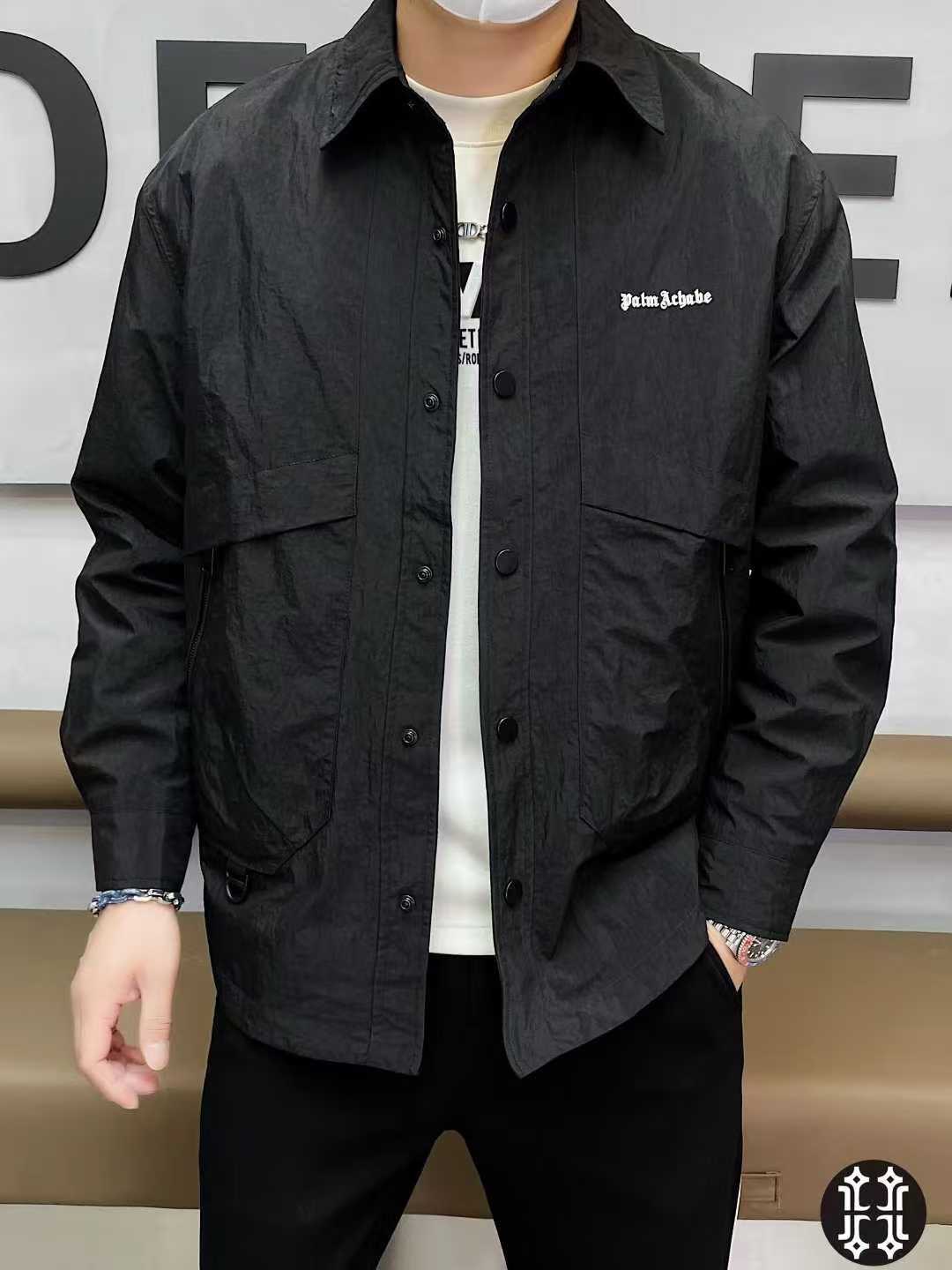 NO:523097,Pa*m Angel Palm* Angel is a new men's long-sleeved shirt jacket for autumn 2025. This shirt is neat and meticulous and has a full style. It can be easily controlled whether it is inside or outside, demonstrating the brand's strength and status. T-shirts all over the street, no matter how easy it is to wear or versatile it is really aesthetically fatigued!  This autumn is better to change the taste. The classic and practical wearability is unquestionable!  !  It is easy to wear, wear alone, use as a jacket, or base, and has a simple and trendy tone!  The color and style are all obvious at a glance, and they are all perfectly undeniable!  The upper body will maximize the slimming effect!  Easily modify the body and present the beautiful line shape of the maru!  !  The curved hem is more age-reducing!  !  It can be said that as long as you like, gender, age, and figure are all over the world!  !  And fried chicken is versatile!  !  The high-quality mercerated and smooth fabric is even more refreshing and transparent!  A must-have for the wardrobe!  Size M-3XL, maximum wearable 200 catties.,, jackets & coats,shirts,tees,t-shirt,alexander wang19860909Pa*m Ange*s 棕榈*天使 2025年秋季新款男士长袖衬衫外套.此款衬衫走线工整细致 并且风范十足 不论是内搭还是外穿都可轻松驾驭,彰显品牌的实力和地位 满大街的T恤,哪怕再好穿再百搭, 也实在有点审美疲劳！这个秋季 不如换换口味 精典实穿性不容置疑！！随便搭,单穿,当外套,或是打底,都相当的有简洁潮流的腔调感！颜色版型一眼便知,都是万全不挑人的那挂！上身将显瘦效果提升到最大！轻轻松松修饰身形,呈现丸美线条体态！！弧形下摆更具减龄感！！可以说,只要你喜欢,性别、年龄、身材,都是浮云！！而且炒鸡炒鸡百搭！！丝光顺滑的优质面料更是清爽通透！衣橱必备！ 尺码M-3XL,最大可穿200斤.,,jackets & coats,shirts,tees，t-shirt,alexander wang,Men's clothing