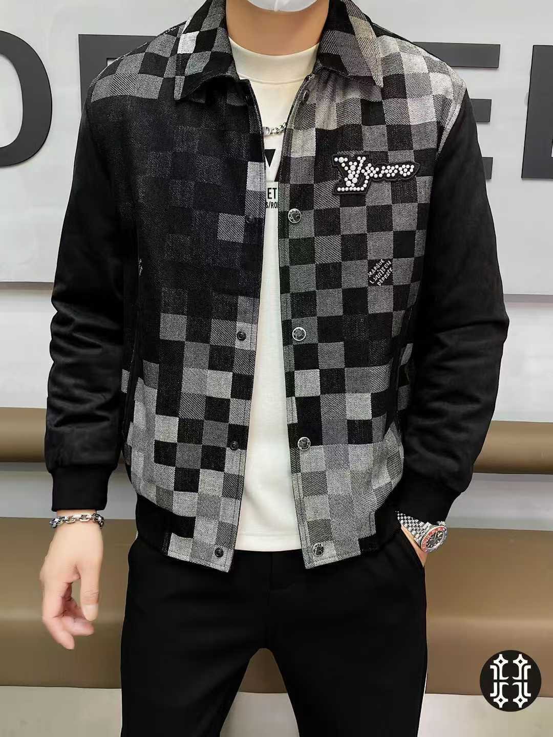 NO:523094,LOUIS VUITT*N LOUIS VUITT*N Autumn 2025 new men's casual lapel denim jacket jacket. A must-have item for trendy people. Three standards are complete. High-end custom heavy industry washing tannin denim splicing fabric, ready-to-wear has been mercerized and has a great texture. The upper body is fashionable and stylish, with exquisite workmanship. The whole body is full of flowers and LOGO decoration, and the visual effect is super strong. The counter is original tailored, and the unique trendy products in the wardrobe. Size M-3XL can be worn for 190 catties.,,louis vuitton,louis vuitton,jackets & coats,jackets & coats,alexander wang19860909LOUIS VUITT*N 路易*威登 2025年秋季新款男士休闲翻领牛仔夹克外套.潮人必备单品.三标齐全.高级定制重工水洗单宁牛仔拼接面料,成衣经过丝光处理,质感超赞.上身时尚有型,做工精雕细琢.通体满花LOGO装饰,视觉效果超强.专柜原版剪裁,衣橱里绝无仅有的潮爆佳品.尺码M-3XL 最大可穿190斤.,,louis vuitton,louis vuitton,jackets & coats,jackets & coats,alexander wang,Men's clothing