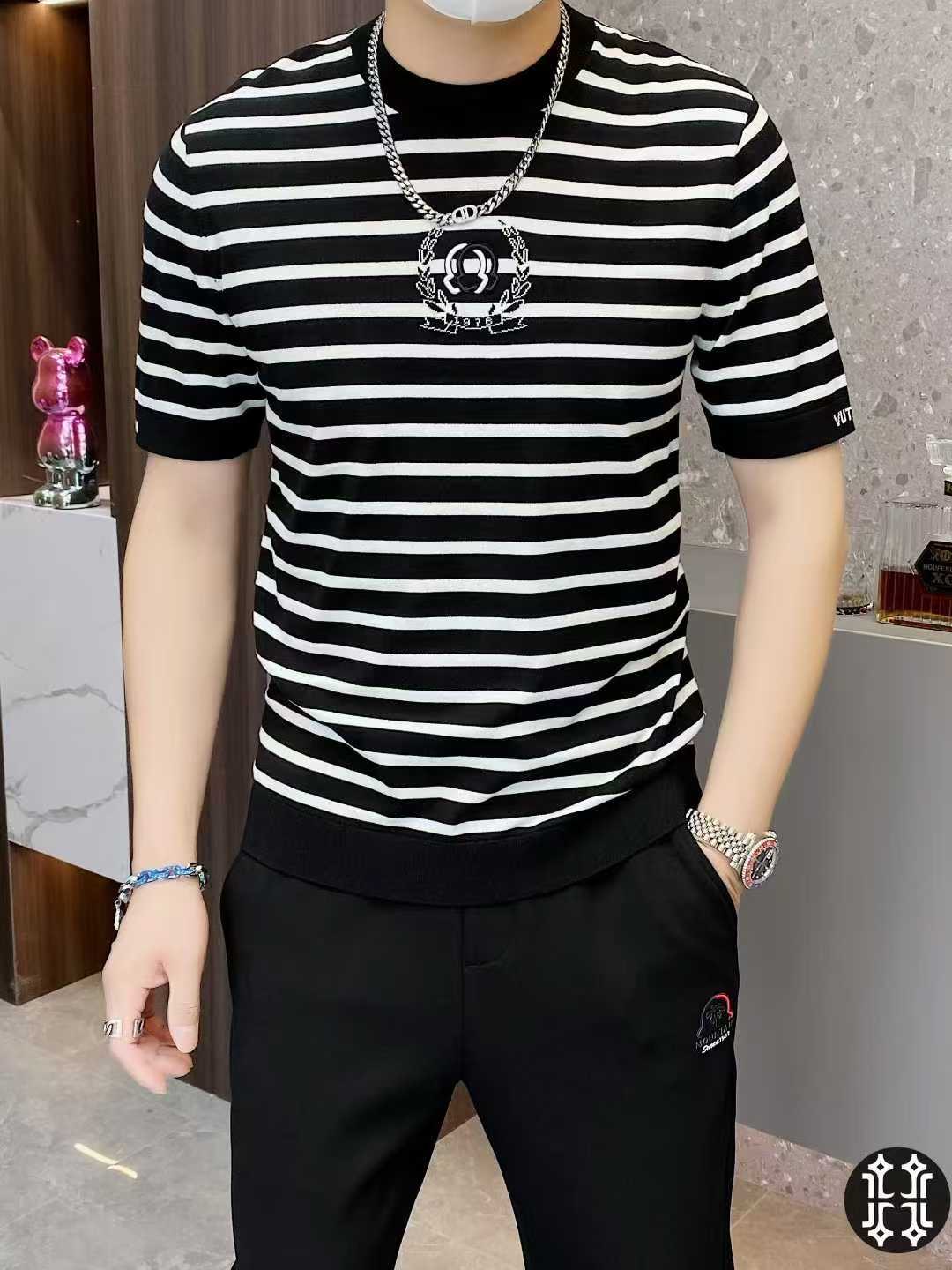 NO:521948,Moncl*r Meng*kou New fall 2025 men's knitted short-sleeved T-shirt!  High-end trendy products, and all the stars are chasing fashionable styles!  A single item for every celebrity celebrity. High-end custom mulberry silk Yilite fabric, delicate and soft, and a crisp and stylish upper body. The brand logo design on the chest easily advances the sense of fashion, with extremely exquisite and rigorous workmanship, neat and meticulous wiring, and a masterpiece of a big brand designer!  Let you perfectly combine fashion and casualness with trend. Size M-3XL can wear up to 190 catties.,,T-shirt,tees,t-shirt,alexander wang19860909Moncl*r 蒙*口 2025年秋季新款男士针织短袖T恤！高端潮物,众星追捧时尚款！各大明星网红人手一件的出街单品.高级定制桑蚕丝伊力特面料,手感细腻柔软,上身挺括有型.胸前品牌logo设计,轻松将时髦感进阶,做工极为考究严谨,走线工整细致,大牌设计师巨作！让您时尚休闲与潮流完美结合.尺码M-3XL 最大可穿 190 斤.,,T-shirt,tees，t-shirt,alexander wang,Men's clothing