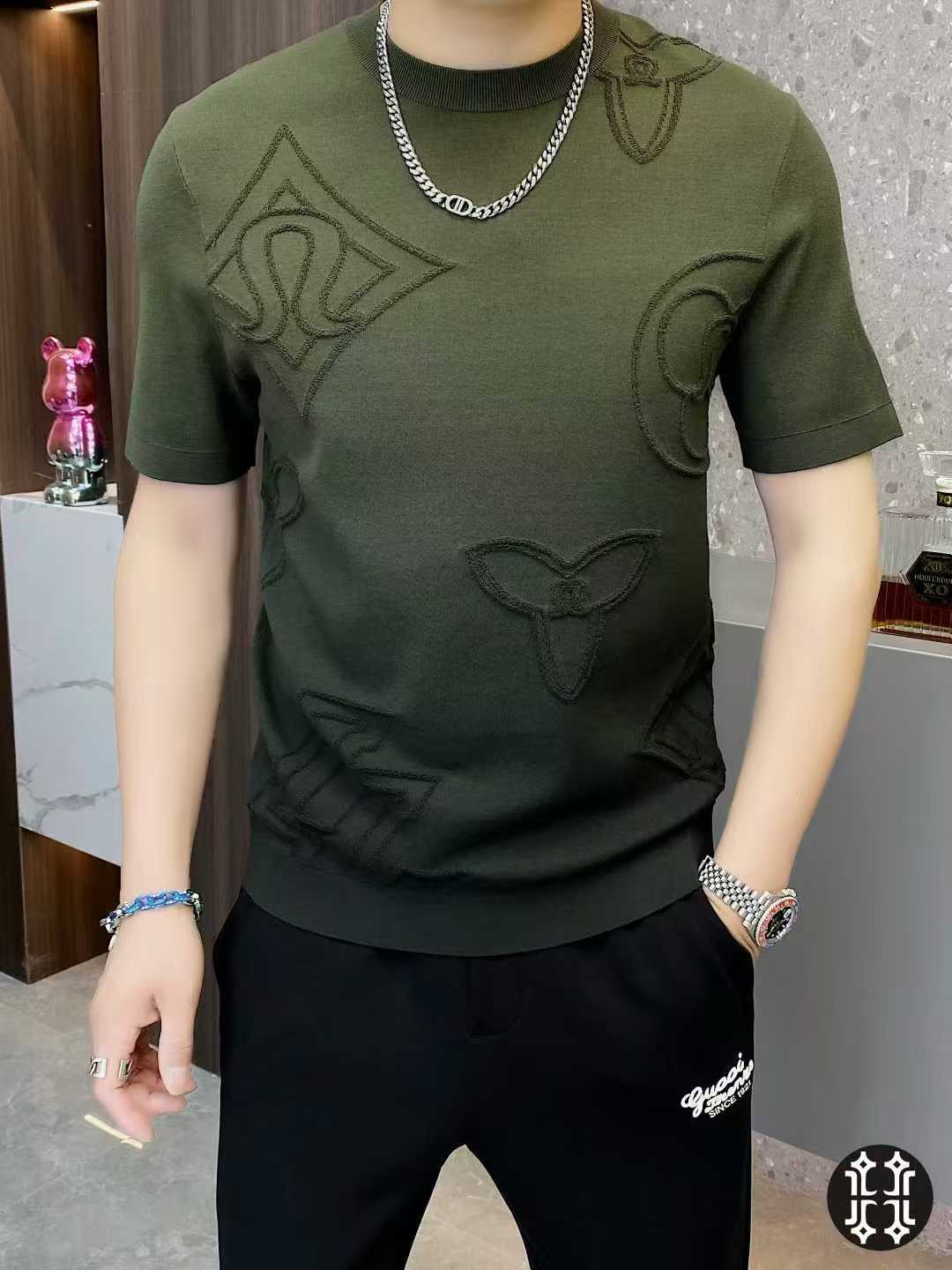 NO:521951,Louis Vuitt*n Louis Vuitt*n Autumn 2025 new men's knitted short-sleeved T-shirt, heavyweight stunning items, imported mulberry silk fabrics for foreign merchants, efficient breathability and moisture absorption comfort is better than any cotton product, excellent drape and gloss bring a strong texture, giving fashion exquisite and elegant design concept, a must-have item for urn quality and fabric control, giving men the most exquisite dress. Size M-3XL can wear up to 190 catties.,,louis vuitton,louis vuitton,T-shirt,tees,t-shirt,alexander wang19860909Louis Vuitt*n 路易*威登 2025年秋季新款男士针织短袖T恤,重磅级尤物单品,外商客供进口桑蚕丝面料,高效透气性与吸湿性舒适性胜于任何棉品,垂感极佳,光泽度带来强烈的质感,赋予了时装精致和优雅的设计理念,骨灰级品质和面料控的必收的一款单品,给予男人最精致打扮.尺码M-3XL 最大可穿190斤.,,louis vuitton,louis vuitton,T-shirt,tees，t-shirt,alexander wang,Men's clothing