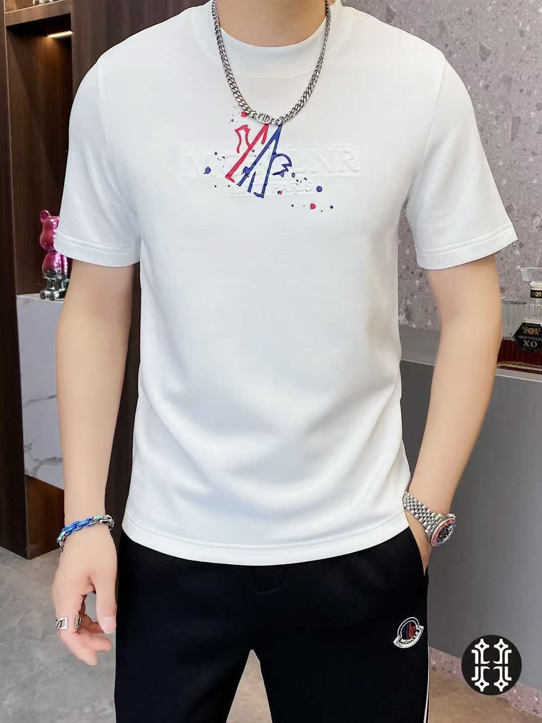 NO:521925,MONCL*R Meng*kou Autumn 2025 New Men's Short Sleeve T-shirt High-end Luxury Series, Selected High-end Dingtian Modal fabrics, with bright and bright colors, natural and soft texture, comfortable feel, ultimate luxury, strong draping, extremely comfortable to wear, and the finished product has a better drape effect. Simple and atmospheric design, matched with casual pattern design, super visual effect, versatile for business or daily leisure, highly recommended for single wear or base. Size M-3XL can wear up to 190 catties.,,T-shirt,tees,t-shirt,alexander wang19860909MONCL*R 蒙*口 2025年秋季新款男士短袖T恤 高端奢华系列,精选高档定天丝莫代尔面料,色泽较鲜明和光亮,质地自然柔软、手感舒适,极致奢华,悬垂感特强,贴身穿着极其舒适,成品有较佳的悬垂效果.通体简约大气设计,搭配休闲图案设计,视觉效果超强,商务抑或日常休闲都均百搭,单穿或者打底强烈推荐.尺码M-3XL 最大可穿190斤.,,T-shirt,tees，t-shirt,alexander wang,Men's clothing