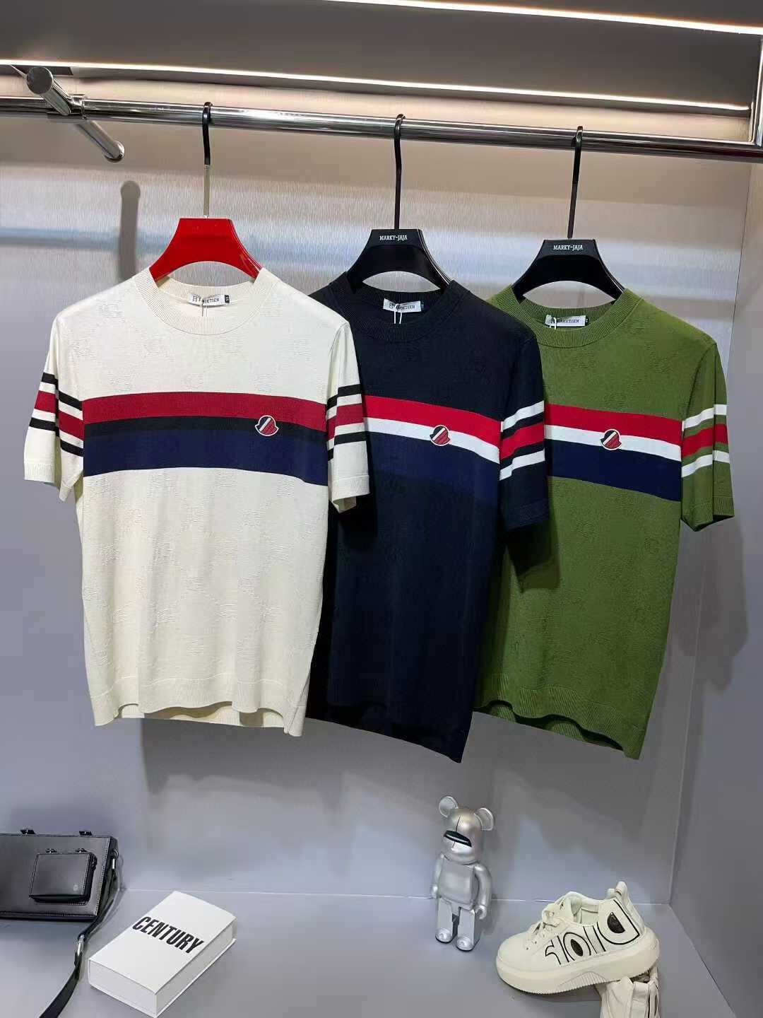 NO:527431,Moncl*r Monk's new knitted short-sleeved T-shirt for autumn men!  High-end trendy products, and all the stars are chasing fashionable styles!  A single item for every celebrity internet celebrity handed in the street. The high-end custom mulberry silk Yilite fabric has a delicate and soft feel, and the upper body is crisp and stylish. The brand logo design on the chest easily advances the sense of fashion, with extremely exquisite and rigorous workmanship, neat and meticulous wiring, and a masterpiece of a big brand designer!  Let you perfectly combine fashion and casualness with trend. Size M-3XL can wear up to 190 catties.,,T-shirt,tees,t-shirt,alexander wang19860909Moncl*r 蒙*口 年秋季新款男士针织短袖T恤！高端潮物,众星追捧时尚款！各大明星网红人手一件的出街单品.高级定制桑蚕丝伊力特面料,手感细腻柔软,上身挺括有型.胸前品牌logo设计,轻松将时髦感进阶,做工极为考究严谨,走线工整细致,大牌设计师巨作！让您时尚休闲与潮流完美结合.尺码M-3XL 最大可穿 190 斤.,,T-shirt,tees，t-shirt,alexander wang,Men's clothing