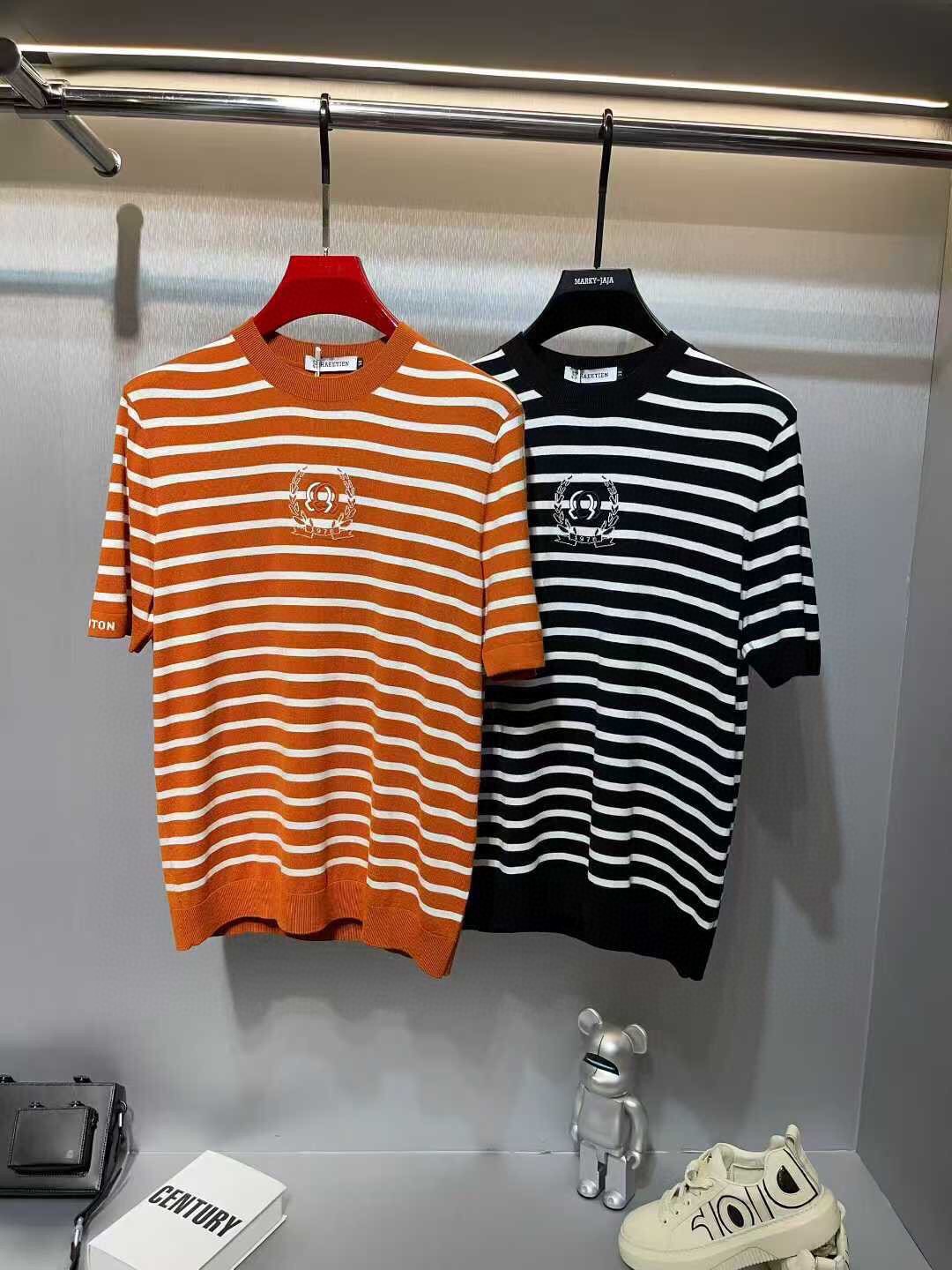 NO:527414,Moncl*r Monk's new knitted short-sleeved T-shirt for autumn men!  High-end trendy products, and all the stars are chasing fashionable styles!  A single item that every major celebrity internet celebrities use to go out. The high-end custom mercerized cotton Yilite fabric has a delicate and soft feel, and a crisp and stylish upper body. The brand logo design on the chest easily advances the sense of fashion, with extremely exquisite and rigorous workmanship, neat and meticulous wiring, and a masterpiece of a big brand designer!  Let you perfectly combine fashion and casualness with trend. Size M-3XL can wear up to 190 catties.,,T-shirt,tees,t-shirt,alexander wang19860909Moncl*r 蒙*口 年秋季新款男士针织短袖T恤！高端潮物,众星追捧时尚款！各大明星网红人手一件的出街单品.高级定制丝光棉伊力特面料,手感细腻柔软,上身挺括有型.胸前品牌logo设计,轻松将时髦感进阶,做工极为考究严谨,走线工整细致,大牌设计师巨作！让您时尚休闲与潮流完美结合.尺码M-3XL 最大可穿 190 斤.,,T-shirt,tees，t-shirt,alexander wang,Men's clothing