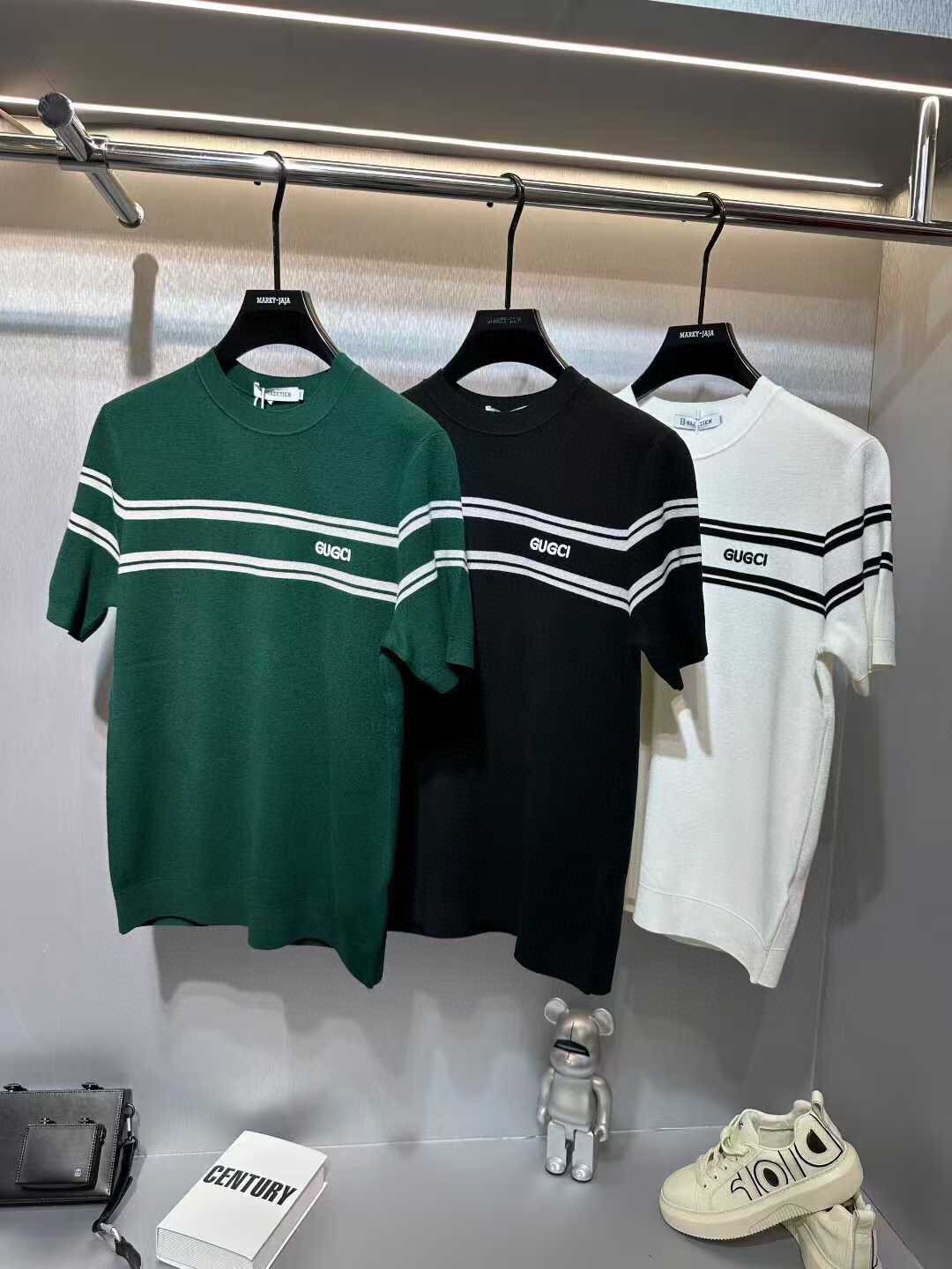 NO:527416,GUC*I New Knitted Short-Sleeve T-shirt for Autumn in 2018. Heavyweight stunning items, imported knitted Yilite fabrics for foreign merchants, efficient breathability and moisture absorption comfort is better than any cotton product, excellent drape and gloss bring a strong texture, giving fashion exquisite and elegant design concepts, a must-have item for urn quality and fabric control, giving men the most exquisite dress. Size M-3XL can wear up to 190 catties, gucci, T-shirt, tees, t-shirt, alexander wang19860909GUC*I 古*奇 年秋季新款男士针织短袖T恤.重磅级尤物单品,外商客供进口针织伊力特面料,高效透气性与吸湿性舒适性胜于任何棉品,垂感极佳,光泽度带来强烈的质感,赋予了时装精致和优雅的设计理念,骨灰级品质和面料控的必收的一款单品,给予男人最精致打扮.尺码M-3XL 最大可穿190斤,,gucci,T-shirt,tees，t-shirt,alexander wang,Men's clothing