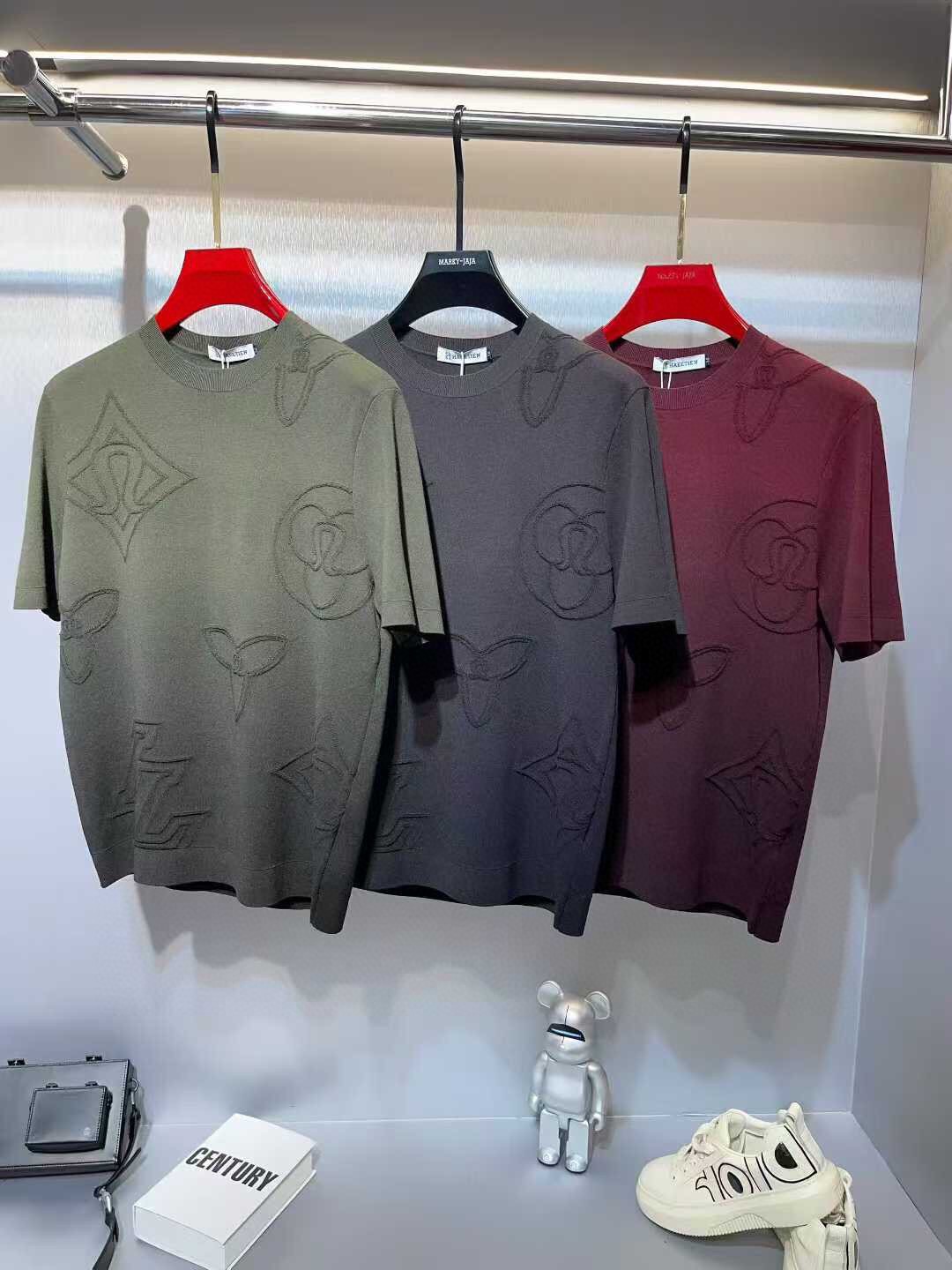 NO:527418,Louis Vuitt*n Louis Vuitt*n New men's knitted short-sleeved T-shirt for autumn. Fashionable classic knitted short-sleeved fashionable single product design, more fashionable and comfortable, high-standard customization, very stylish upper body, classic LOGO pattern on the chest brand customer-supplied auxiliary materials, imported high-end fabrics, very delicate texture, exquisite details and exquisite craftsmanship, extremely shaping item, can be matched with any fashion, super good style, a must-have item for trendy men. Size M-3XL, maximum wearable 190 catties.,,louis vuitton,louis vuitton,T-shirt,tees,t-shirt,alexander wang19860909Louis Vuitt*n 路易*登 年秋季新款男士针织短袖t恤.时尚经典针织短袖 时尚单品设计,更加时尚舒适,高标准定制,上身非常有型,胸前品牌经典LOGO 图案 客供辅料,客供进口高档面料 质感非常细腻,细节工艺精湛考究,塑造性极高的一款单品,任何时装都可以搭配,版型超级好 潮男必备单品.尺码M-3XL,最大可穿190斤.,,louis vuitton,louis vuitton,T-shirt,tees，t-shirt,alexander wang,Men's clothing