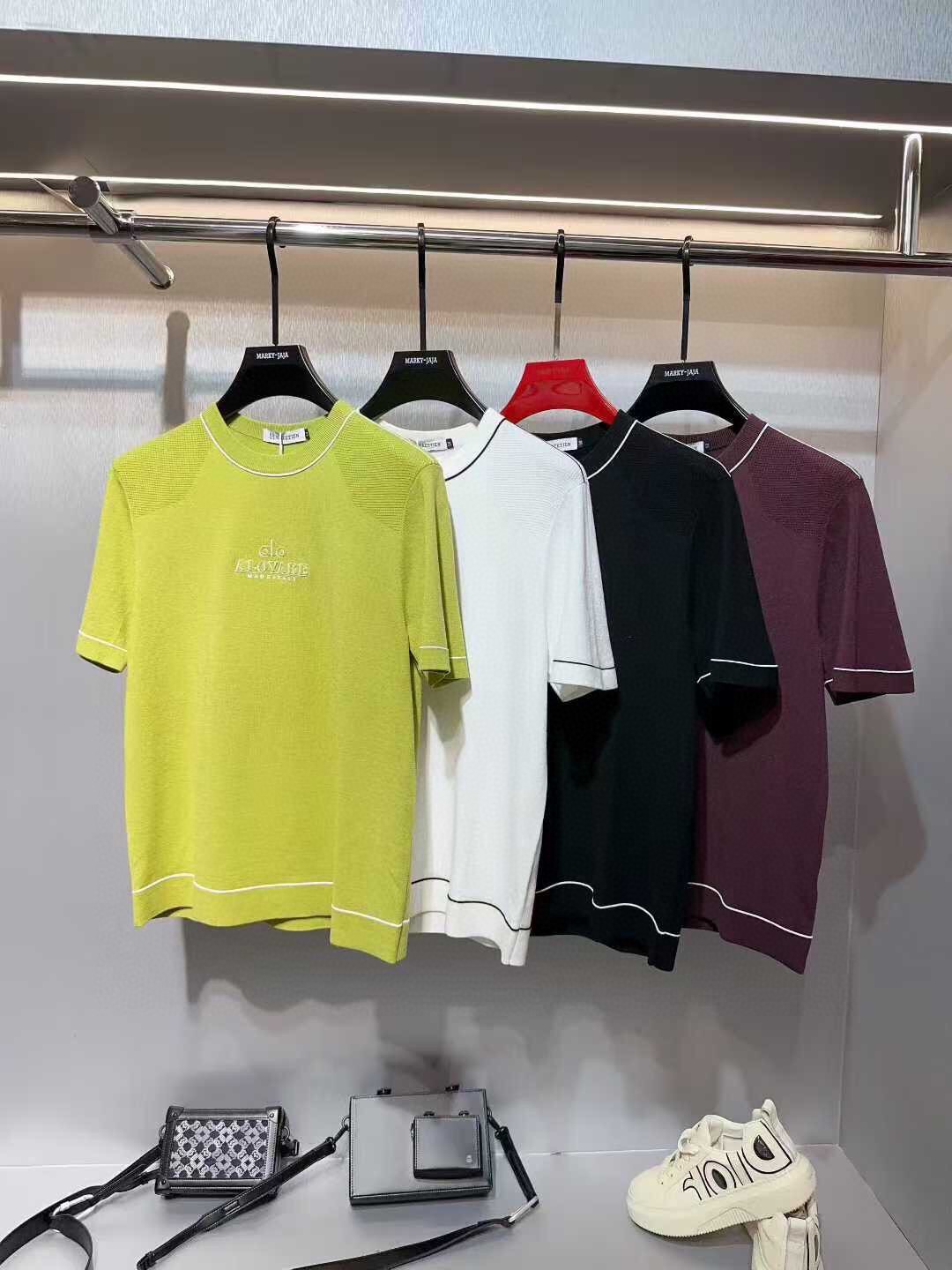 NO:527422,A*IO New Knitted Short-Sleeve T-shirt for Autumn in 2018, Heavy-Top Products, Imported Mulberry Silk Mixed Imitation Fabrics for Foreign Businesses, High-efficiency breathability and moisture absorption comfort is better than any cotton product, Excellent drape and gloss bring a strong texture, giving fashion exquisite and elegant design concepts, a must-have item for harrow quality and fabric control, giving men the most exquisite dress. Size M-3XL can wear up to 190 catties.,,T-shirt,tees,t-shirt,alexander wang19860909A*IO 年秋季新款男士针织短袖T恤,重磅级尤物单品,外商客供进口桑蚕丝混仿面料,高效透气性与吸湿性舒适性胜于任何棉品,垂感极佳,光泽度带来强烈的质感,赋予了时装精致和优雅的设计理念,骨灰级品质和面料控的必收的一款单品,给予男人最精致打扮.尺码M-3XL 最大可穿190斤.,,T-shirt,tees，t-shirt,alexander wang,Men's clothing