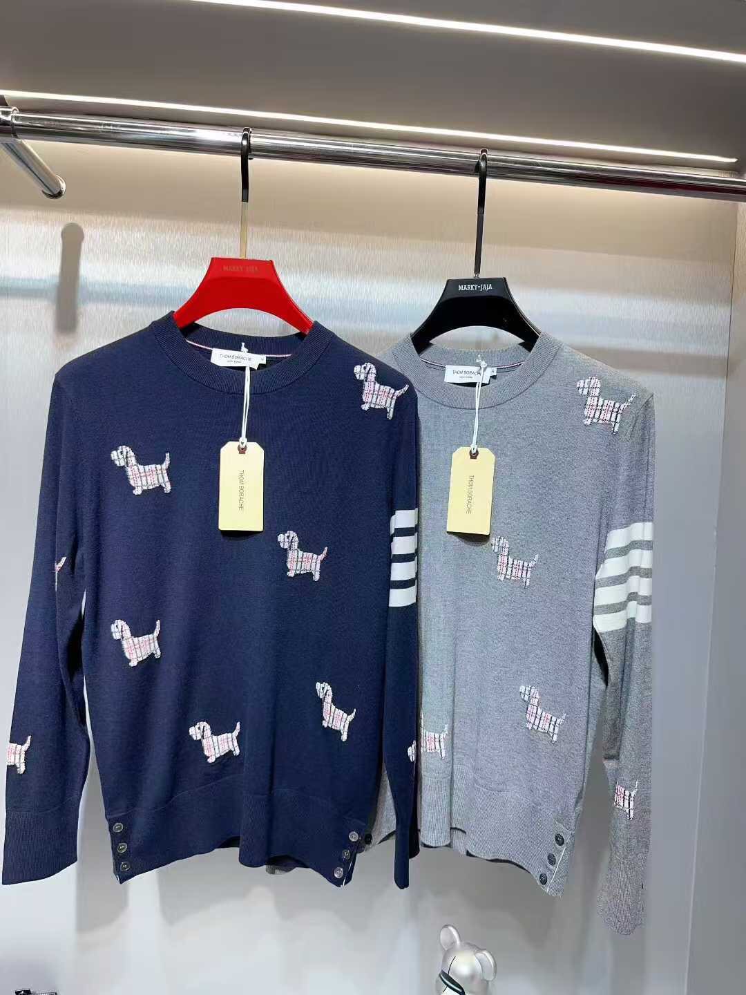 NO:527426,Thom Brow*e Tom Brow*e's new men's knitted pullover sweatshirt in autumn and winter. High-end office goods, heavyweight stunning items, high street mix and match tone with flavor, eye-catching and powerful works, unique craftsmanship and pattern, rich visual effects. Custom fabrics of Italian high-strength sweatshirts are breathable, soft and comfortable, with excellent drape, and a strong texture. Italian slim tailoring, super good fashionable and stylish inside and outside, giving men the most exquisite dress. Color blue gray size M-3XL, up to 190 catties., hoodie, sweatshirts, alexander wang19860909Thom Brow*e汤姆·布*尼年秋冬新款男士针织套头卫衣.写字楼高端货品,重磅级尤物单品,高街混搭腔调有味,吸睛有力之作,独特工艺制作图案,视觉效果丰富.意大利客供高股卫衣定制面料,透气柔软舒适,垂感极佳,光泽度带来强烈的质感,意式修身剪裁,超好的时髦内外兼搭单品,给予男人最精致打扮.颜色蓝色 灰色 尺码M-3XL,最大可穿到190斤.,,hoodie,sweatshirts,alexander wang,Men's clothing