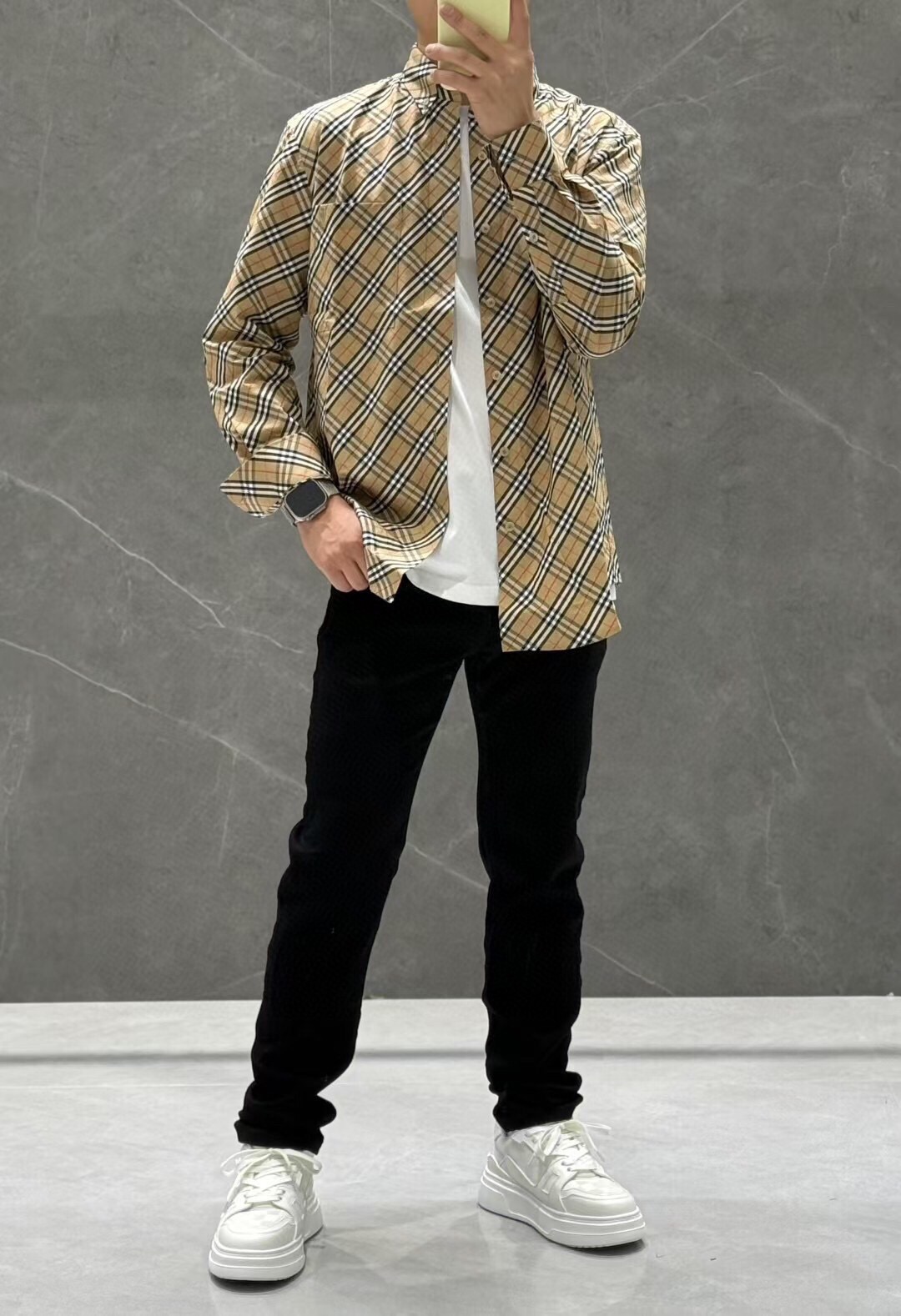 NO:549295,Burber*y 2025 autumn new men's casual shirt, made of Italian custom-made fabrics, very light and not easy to wrinkle, made with unique craftsmanship, the overall 3D color printing design is quite visual, the printing texture is clear and orderly, without any mess or roughness, extremely exquisite and clever, fully interpreting the fusion of craftsmanship and aesthetics. The upper body is slim and stylish, with a certain degree of clarity, and the overall unique craftsmanship custom pattern is definitely recommended for fashion and the most cutting-edge temperament, a must-have for urban casual. Size M-3XL, can be worn up to 190 kilograms.,,burberry,burberry,shirts,alexander wang19860909Burber*y 巴宝*莉 2025年秋季新款男士休闲衬衫,采用意大利客供定制面料,穿着非常轻便不易起皱,独特工艺制作,整体的3D彩印设计颇具视觉感,印花纹理清晰有序,毫无杂乱和粗糙之感,极其精致巧妙,完全诠释出工艺和美学的融合.上身修身有型,有一定的挺括度,整体独特工艺定制图案,绝对走在时尚最尖端的气质感推荐,都市休闲必备.尺码M-3XL,最大可穿到190斤.,,burberry,burberry,shirts,alexander wang,Men's clothing