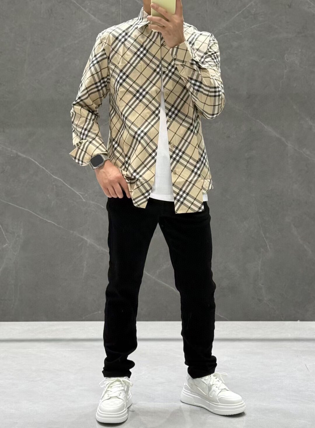 NO:549302,Burber*y 2025 autumn and winter new men's casual shirt, made of Italian custom-made fabrics, very light and not easy to wrinkle, made with unique craftsmanship, the overall 3D color printing design is quite visual, the printing texture is clear and orderly, without any mess or roughness, extremely exquisite and clever, fully interpreting the fusion of craftsmanship and aesthetics. The upper body is slim and stylish, with a certain degree of clarity, and the overall unique craftsmanship custom pattern is definitely recommended for fashion and the most cutting-edge temperament, a must-have for urban casual. Size M-3XL, can be worn up to 190 kilograms.,,burberry,burberry,shirts,alexander wang19860909Burber*y 巴宝*莉 2025年秋冬新款男士休闲衬衫,采用意大利客供定制面料,穿着非常轻便不易起皱,独特工艺制作,整体的3D彩印设计颇具视觉感,印花纹理清晰有序,毫无杂乱和粗糙之感,极其精致巧妙,完全诠释出工艺和美学的融合.上身修身有型,有一定的挺括度,整体独特工艺定制图案,绝对走在时尚最尖端的气质感推荐,都市休闲必备.尺码M-3XL,最大可穿到190斤.,,burberry,burberry,shirts,alexander wang,Men's clothing