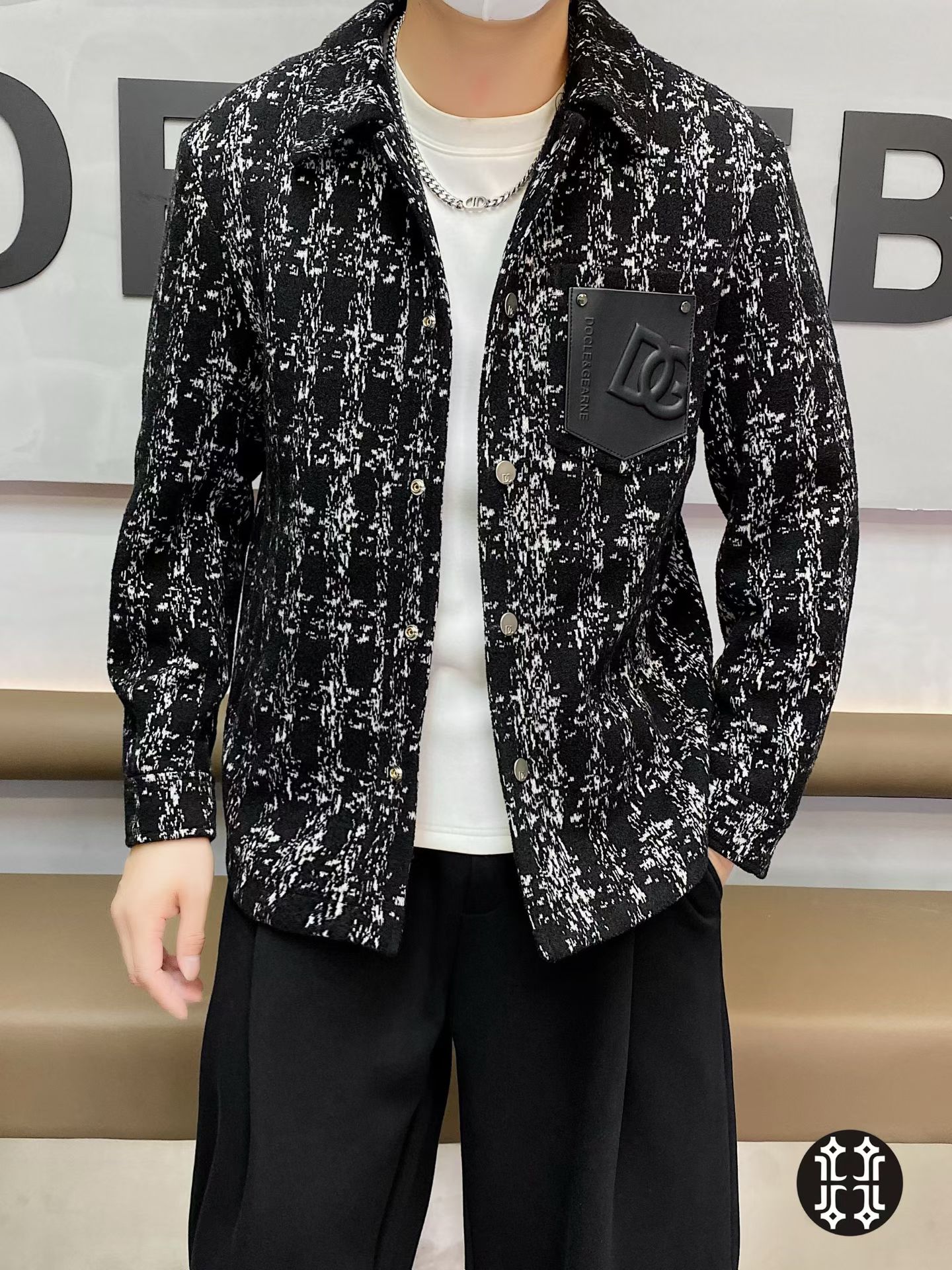 NO:570625,D&G Dolce & Gabbana  2025 new autumn and winter men's lapel wool jacquard jackets. The European series are carefully crafted and are highly favored for comfort and breathability. The unique colors are cleverly used to break the dullness of single colors and create fashionable and versatile products. Italian imported fabrics have a strong and delicate suede feel, soft and waxy to the bone, and can be worn directly next to the body without any irritation.  It feels painful, super comfortable and warm to wear, and has a great upper body effect. Whether worn alone or layered, it is warm without losing grace, giving men the most refined look. The color and color size M-3XL can wear up to 190 pounds.,,Dolce&Gabbana,Dolce&Gabbana,jackets  & coats,jackets & coats,alexander wang19860909D&G 杜嘉*班纳 2025年秋冬新款男士翻领羊毛提花夹克外套.欧货系列精工细作,舒适与透气性备受青睐,独特色调巧妙运用,打破单色调的沉闷感,打造兼具时尚的百搭产品.意大利进口面料,绒面感极强极细腻,软糯入骨,可直接贴身穿着毫无刺痛感,穿着超级舒适保暖,上身效果超好,无论是单穿还是内搭,有温度又不失风度,给予男人最精致打扮.颜色图色尺码M-3XL最大可穿190斤.,,Dolce&Gabbana,Dolce&Gabbana,jackets & coats,jackets & coats,alexander wang,Men's clothing