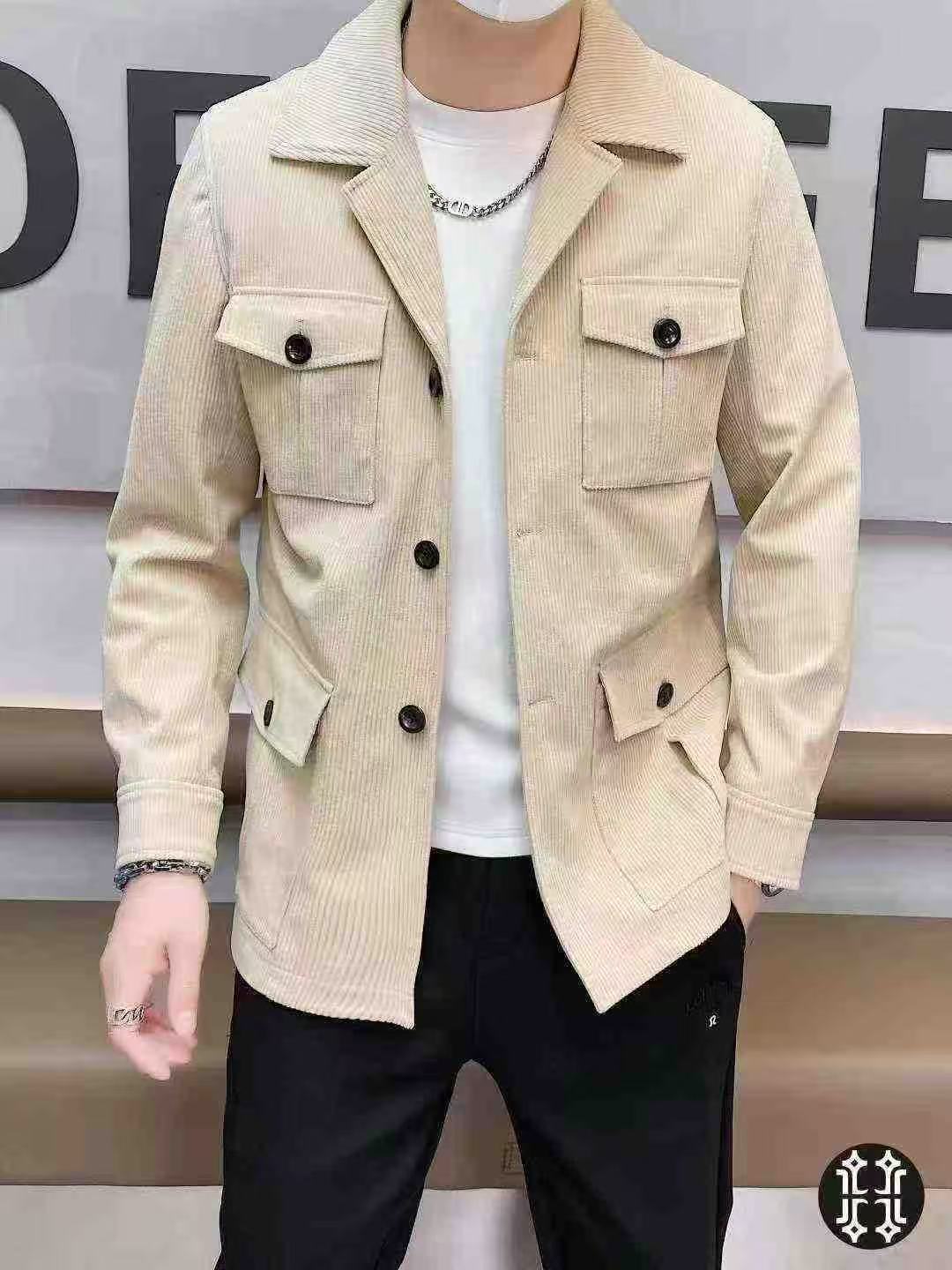 NO:570619,Emporio Arma*i Armani  2025 new autumn and winter men's suit collar jackets. Top-quality ready-to-wear made with high standards, Italian custom-made ready-to-wear fabrics, with a delicate and soft feel, a crisp and stylish upper body, and a natural comfort texture. The continuity of the fabric is very good, the upper body effect is great, and it can control any body shape. Chest pocket decoration  Craftsmanship design, full of luxury. Single-breasted design, elegant and perfect tailoring, spliced three-dimensional patch pocket design, outstanding styling effect, urban casual matching tool. Sizes M-3XL, can be worn up to 190 pounds.,,armani,armani,jackets  & coats,jackets & coats,business suit,alexander wang19860909Emporio Arma*i 阿玛尼 2025年秋冬新款男士西装领夹克外套.顶级成衣高标准制作,意大利定制成衣面料,手感细腻柔软,上身挺括有型,质感达到天然的舒适感,面料的延续性非常佳,上身效果超赞,驾驭任何身形.胸前口袋装饰工艺设计,奢华感十足.单排扣的设计,大气完美成衣剪裁,拼接立体贴袋设计,造型效果脱颖而出,都市休闲搭配利器.尺码M-3XL,最大可穿到190斤.,,armani,armani,jackets & coats,jackets & coats,business suit,alexander wang,Men's clothing