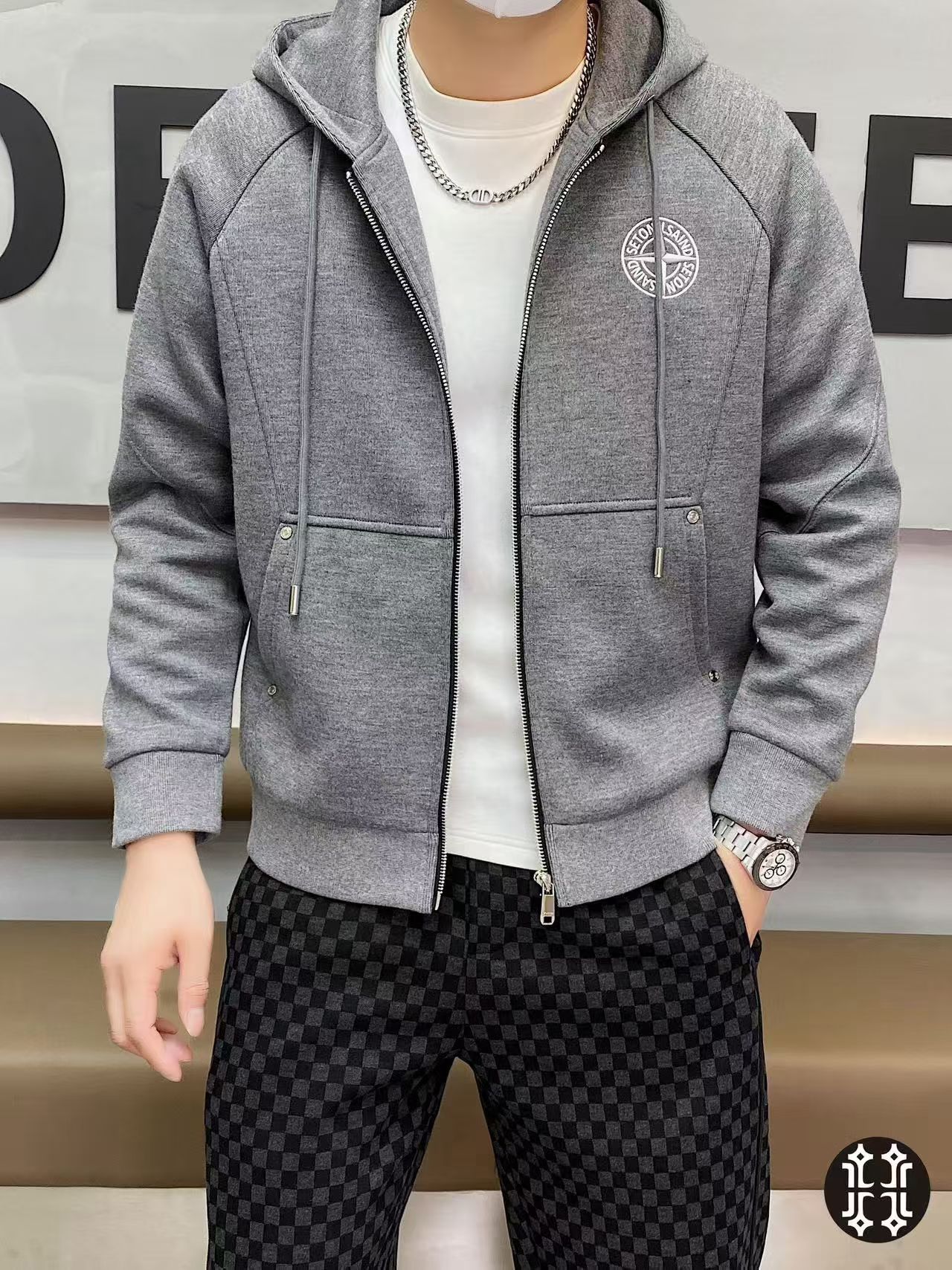 NO:570661,stone island  2025 new autumn and winter men's wool knitted hooded jacket. Upgraded popular series, top European ready-to-wear made with high standards, Italian customized wool fabric, delicate and soft feel, crisp and stylish upper body, natural comfort in texture, and very good fabric continuity  , the upper body effect is great and can control any body shape. Classic brand logo craftsmanship decoration, full of luxury. Zipper design, elegant and perfect tailoring, three-dimensional patch pocket design, outstanding styling effect, urban autumn and winter casual matching tool. Size M-3XL  Can wear up to 190 pounds,,jackets & coats,jackets & coats,hats,alexander wang19860909石头岛 2025年秋冬新款男士羊毛针织连帽夹克外套.爆款系列升级,顶级欧货成衣高标准制作,意大利定制羊毛面料,手感细腻柔软,上身挺括有型,质感达到天然的舒适感,面料的延续性非常佳,上身效果超赞,驾驭任何身形.经典品牌logo工艺修饰,奢华感十足.门襟拉链式设计,大气完美成衣剪裁,立体贴袋设计,造型效果脱颖而出,都市秋冬休闲搭配利器.尺码M-3XL 最大可穿190斤,,jackets & coats,jackets & coats,hats,alexander wang,Men's clothing