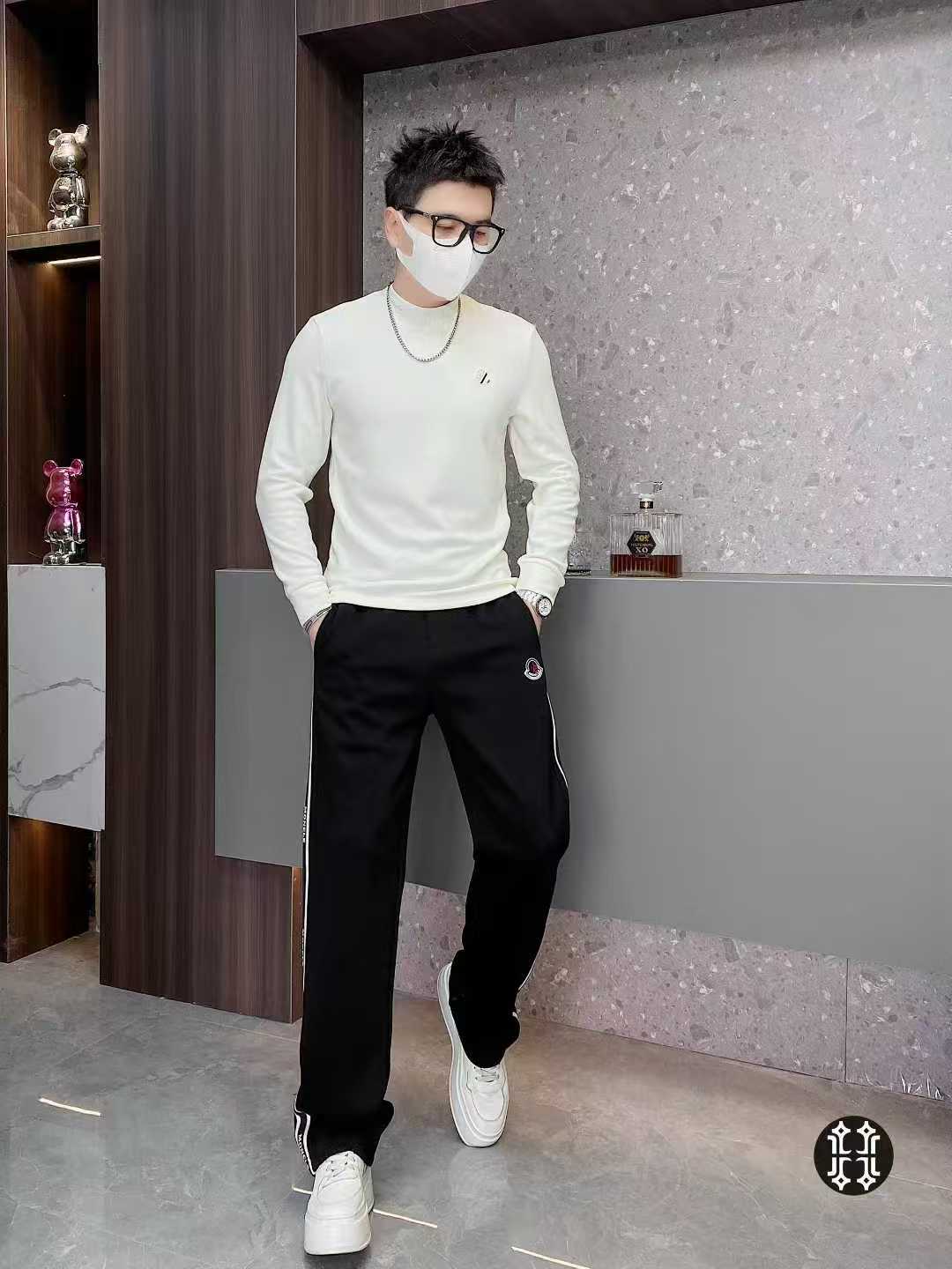 MONCL*R 蒙*口 2025年秋冬新款男士圆领羊绒打底衫。专柜橱窗内搭款，欧洲区域限定发售，重磅级尤物单品，客供定制面料，上身保暖舒适，绒面感极强极细腻，属于氨基酸蛋白质纤维，与人体皮肤的组成结构相似，亲肤感特别好。胸前独特重工艺视觉效果，贴身穿着毫无刺痛感，细节富有满满的设计感。整款毛衣上身尽显青春活力和朝气。经典百搭打底或单穿都无比帅气。尺码：M-3XL，最大可穿到195斤。62169-p250