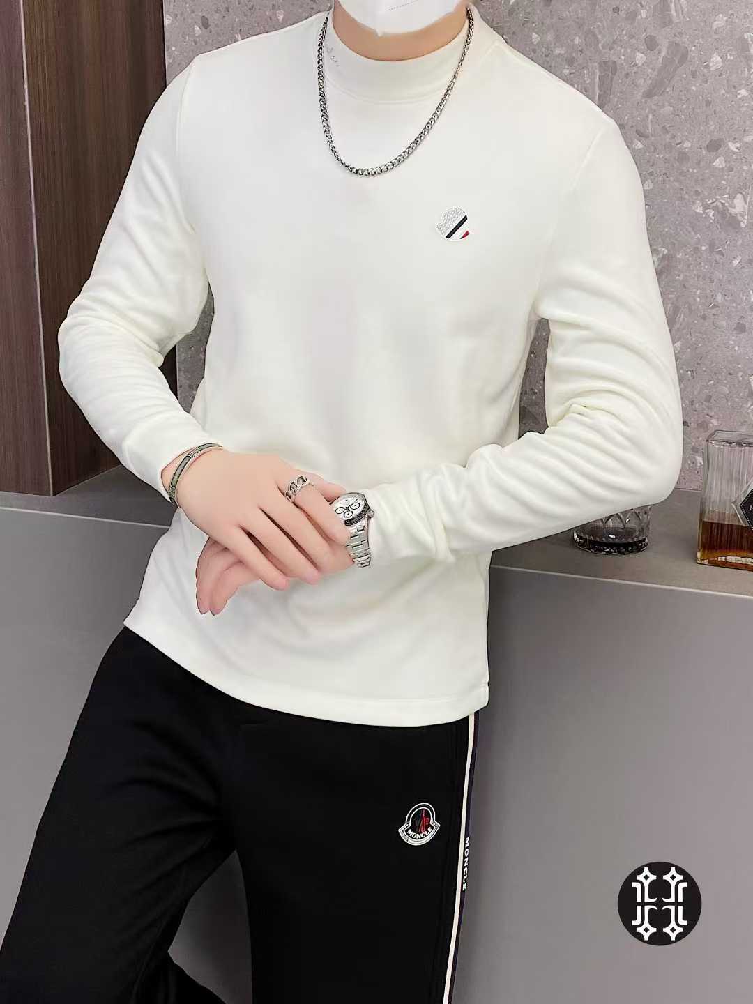 MONCL*R 蒙*口 2025年秋冬新款男士圆领羊绒打底衫。专柜橱窗内搭款，欧洲区域限定发售，重磅级尤物单品，客供定制面料，上身保暖舒适，绒面感极强极细腻，属于氨基酸蛋白质纤维，与人体皮肤的组成结构相似，亲肤感特别好。胸前独特重工艺视觉效果，贴身穿着毫无刺痛感，细节富有满满的设计感。整款毛衣上身尽显青春活力和朝气。经典百搭打底或单穿都无比帅气。尺码：M-3XL，最大可穿到195斤。62169-p250