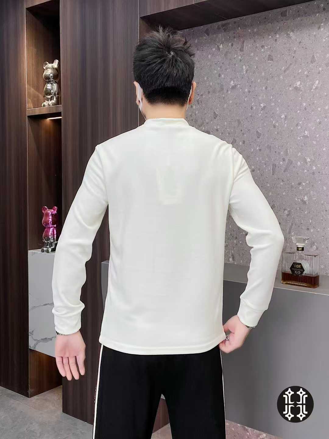 MONCL*R 蒙*口 2025年秋冬新款男士圆领羊绒打底衫。专柜橱窗内搭款，欧洲区域限定发售，重磅级尤物单品，客供定制面料，上身保暖舒适，绒面感极强极细腻，属于氨基酸蛋白质纤维，与人体皮肤的组成结构相似，亲肤感特别好。胸前独特重工艺视觉效果，贴身穿着毫无刺痛感，细节富有满满的设计感。整款毛衣上身尽显青春活力和朝气。经典百搭打底或单穿都无比帅气。尺码：M-3XL，最大可穿到195斤。62169-p250