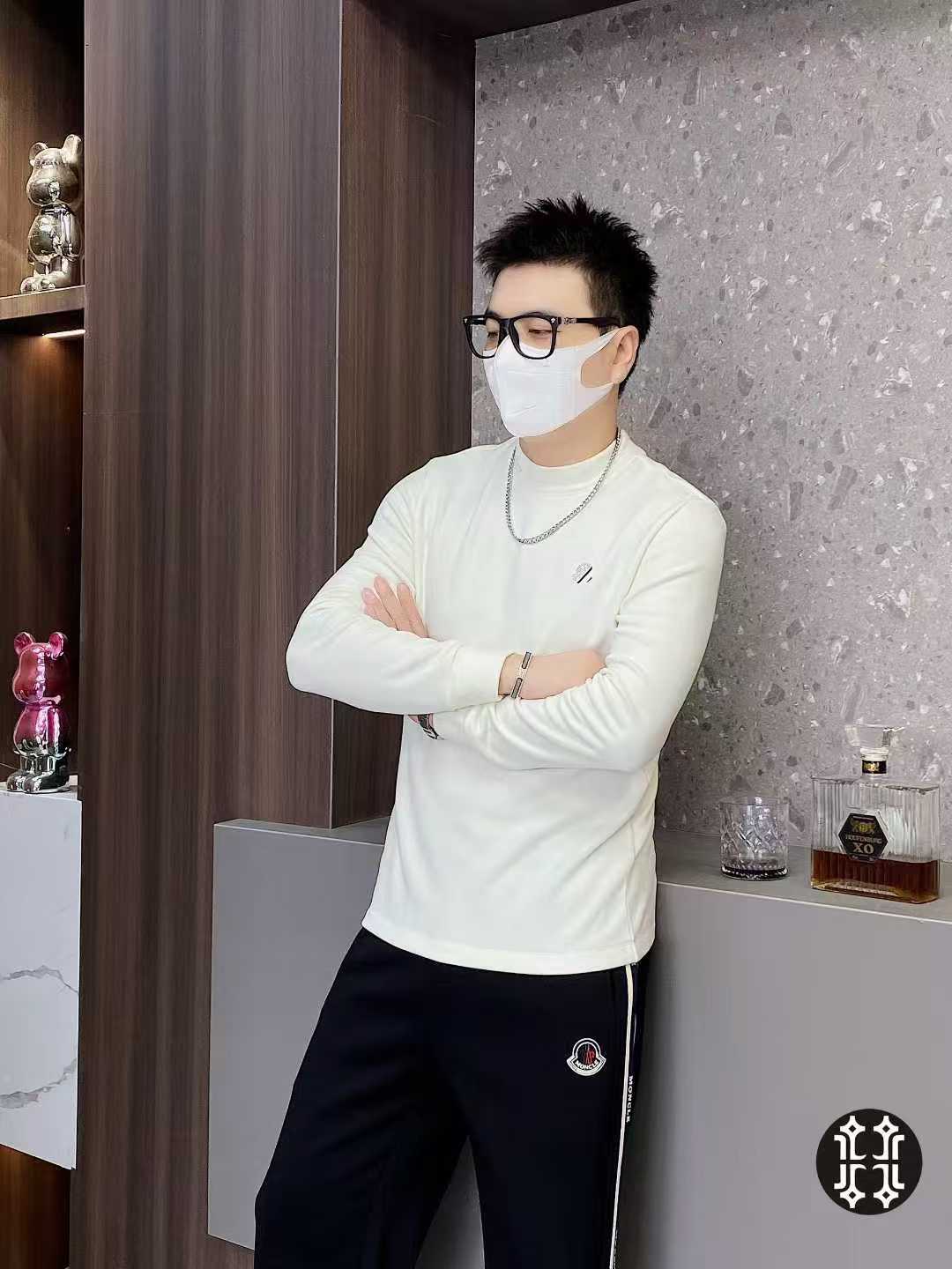 MONCL*R 蒙*口 2025年秋冬新款男士圆领羊绒打底衫。专柜橱窗内搭款，欧洲区域限定发售，重磅级尤物单品，客供定制面料，上身保暖舒适，绒面感极强极细腻，属于氨基酸蛋白质纤维，与人体皮肤的组成结构相似，亲肤感特别好。胸前独特重工艺视觉效果，贴身穿着毫无刺痛感，细节富有满满的设计感。整款毛衣上身尽显青春活力和朝气。经典百搭打底或单穿都无比帅气。尺码：M-3XL，最大可穿到195斤。62169-p250