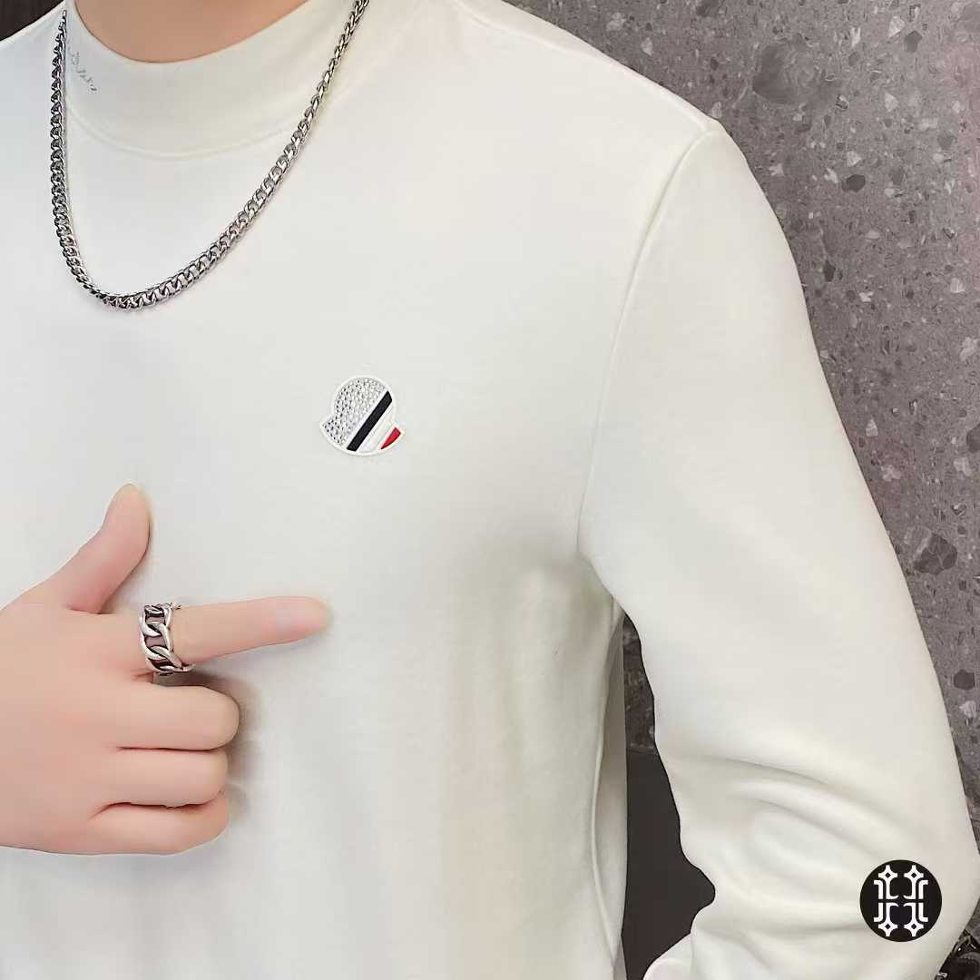 MONCL*R 蒙*口 2025年秋冬新款男士圆领羊绒打底衫。专柜橱窗内搭款，欧洲区域限定发售，重磅级尤物单品，客供定制面料，上身保暖舒适，绒面感极强极细腻，属于氨基酸蛋白质纤维，与人体皮肤的组成结构相似，亲肤感特别好。胸前独特重工艺视觉效果，贴身穿着毫无刺痛感，细节富有满满的设计感。整款毛衣上身尽显青春活力和朝气。经典百搭打底或单穿都无比帅气。尺码：M-3XL，最大可穿到195斤。62169-p250