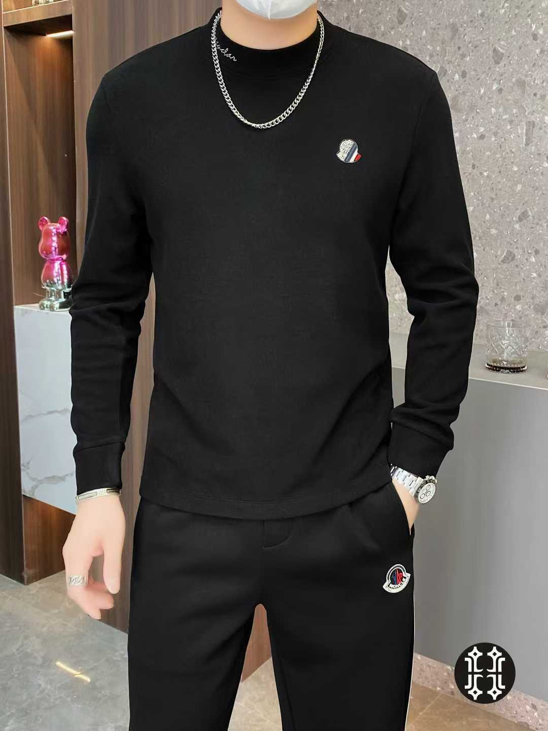 MONCL*R 蒙*口 2025年秋冬新款男士圆领羊绒打底衫。专柜橱窗内搭款，欧洲区域限定发售，重磅级尤物单品，客供定制面料，上身保暖舒适，绒面感极强极细腻，属于氨基酸蛋白质纤维，与人体皮肤的组成结构相似，亲肤感特别好。胸前独特重工艺视觉效果，贴身穿着毫无刺痛感，细节富有满满的设计感。整款毛衣上身尽显青春活力和朝气。经典百搭打底或单穿都无比帅气。尺码：M-3XL，最大可穿到195斤。62169-p250