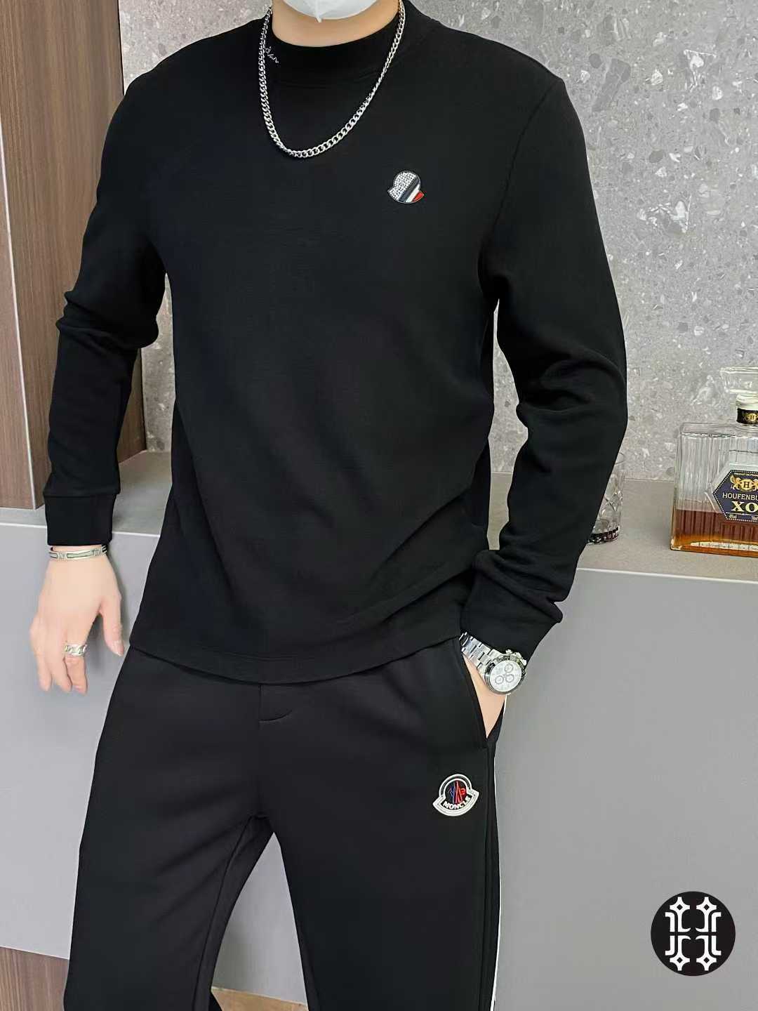 MONCL*R 蒙*口 2025年秋冬新款男士圆领羊绒打底衫。专柜橱窗内搭款，欧洲区域限定发售，重磅级尤物单品，客供定制面料，上身保暖舒适，绒面感极强极细腻，属于氨基酸蛋白质纤维，与人体皮肤的组成结构相似，亲肤感特别好。胸前独特重工艺视觉效果，贴身穿着毫无刺痛感，细节富有满满的设计感。整款毛衣上身尽显青春活力和朝气。经典百搭打底或单穿都无比帅气。尺码：M-3XL，最大可穿到195斤。62169-p250