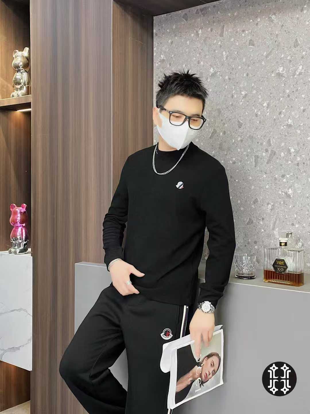 MONCL*R 蒙*口 2025年秋冬新款男士圆领羊绒打底衫。专柜橱窗内搭款，欧洲区域限定发售，重磅级尤物单品，客供定制面料，上身保暖舒适，绒面感极强极细腻，属于氨基酸蛋白质纤维，与人体皮肤的组成结构相似，亲肤感特别好。胸前独特重工艺视觉效果，贴身穿着毫无刺痛感，细节富有满满的设计感。整款毛衣上身尽显青春活力和朝气。经典百搭打底或单穿都无比帅气。尺码：M-3XL，最大可穿到195斤。62169-p250