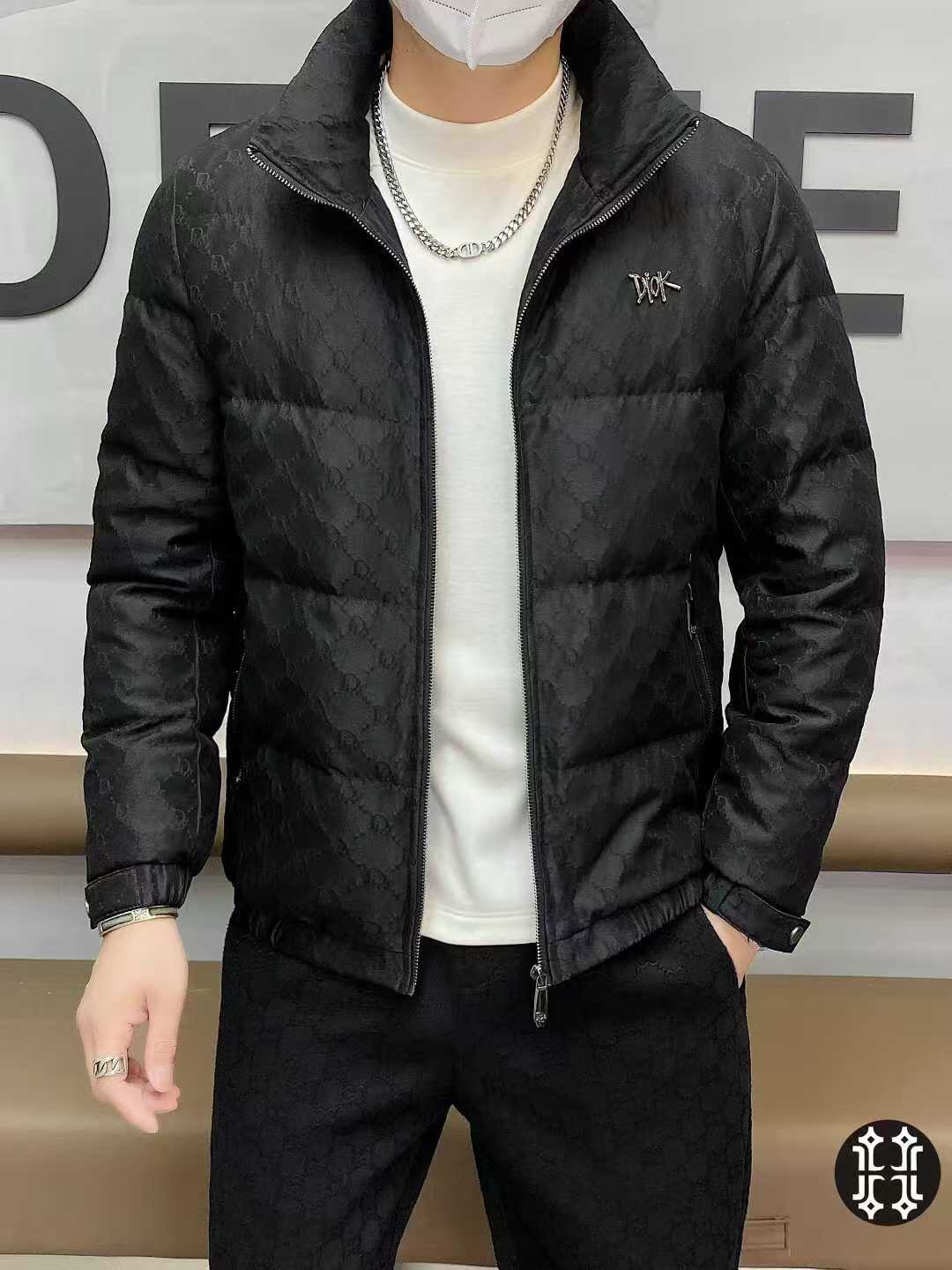 NO:614442,Dior Dior  2025 new autumn and winter popular men's must-have down jackets. It is windproof, cold-proof and warm. It is the treasure of the counter. The version and tailoring are quite stylish. This is a more stylish and rigorous item. You will no longer be afraid of the cold when wearing a turtleneck sweater in autumn and winter. Light and delicate fabrics are supplied by customers, straight-through technology, and the knitted collar is single-breasted.  , its thick and warm enough to withstand the entire cold winter. It is filled with 90% white duck down that exceeds the national standard, and heats up at the back of the upper body very quickly. All hardware accessories are provided by customers. It is a must-have jacket for autumn and winter with high style, elegance and high cost performance. Sizes M-3XL, can be worn up to 190 pounds.,, dior, jackets  & coats,down jacket,alexander wang19860909Dior 迪*奥 2025年秋冬新款男士爆款必备羽绒服外套.挡风抗寒保暖,柜台的镇店之宝,版型和剪裁都相当有型,这种比较有格调又足够严谨的单品,秋冬内搭一件高领毛衫再也不畏惧寒冷了.轻盈细腻全客供面料,直冲工艺,针织领单排扣修饰,其厚实保暖度足以抵御整个寒冬.内填充超国标90白鸭绒,上身后聚热速度超快.五金配件全部品牌客供,高格调气质优雅,性价比超高的一款秋冬必备的外套.尺码M-3XL,最大可穿到190斤.,,dior,jackets & coats,down jacket,alexander wang,Men's clothing