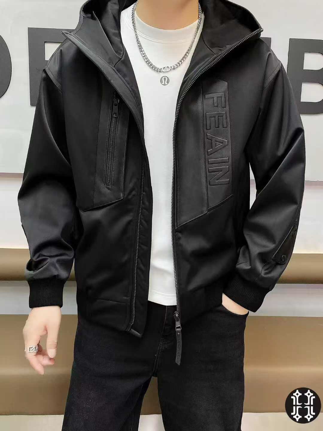 NO:614460,BALENCIA*GA Paris* Home  Men's genuine leather spliced casual hooded jacket, foreign trade goods, 2025 autumn and winter high-end show model, heavyweight product, palace-level tasting beauty. Conventional version, simple design and tailoring, while releasing freedom and spontaneity, not only attractive in appearance, but also very practical, easy to move, wearing the body feels unrestrained, the shape of the clothes is like a jacket, but the level of warmth and wind resistance is similar to that of a down jacket, the texture is tight and thick, and the texture is the same  It is generally not exposed, feels warm, plump and elastic. It is a small jacket that can keep out the cold in southern winter. It feels warm and comfortable. The whole body is full of luxurious and low-key embroidery patterns. The details are exquisite and the colors are not only versatile but also very high-end. The upper body is full of style. It is a unique type of zero-collision shirt on the market. Sizes M-3XL, can be worn up to 190 pounds.,, balenciaga, jackets  & coats,jackets & coats,down jacket,hats,alexander wang19860909BALENCIA*GA 巴黎*家 男士真皮拼接休闲连帽夹克外套,洋行贸易货,2025年秋冬高级秀场款,重磅级臻品,殿堂级品鉴尤物.常规的版型,简约设计剪裁干净利落的同时,洒脱与率性释放出来,不仅耐看,实用性也是很好的,便于活动,穿上身感觉无拘无束,衣服形似夹克,但是保暖抗风抗寒程度和羽绒服差不多,质地紧密厚实,织纹一般不显露,手感温暖、丰满、富有弹性,是一款南方冬天可以御寒的小外套,触感温暖手感舒服,通体充满奢华感又低调的刺绣图案,细节匠心考究,颜色不仅百搭还非常显高级,上身款型十足,市面零撞衫的类型,属于独一无二的存在.尺码M-3XL,最大可穿到190斤.,,balenciaga,jackets & coats,jackets & coats,down jacket,hats,alexander wang,Men's clothing