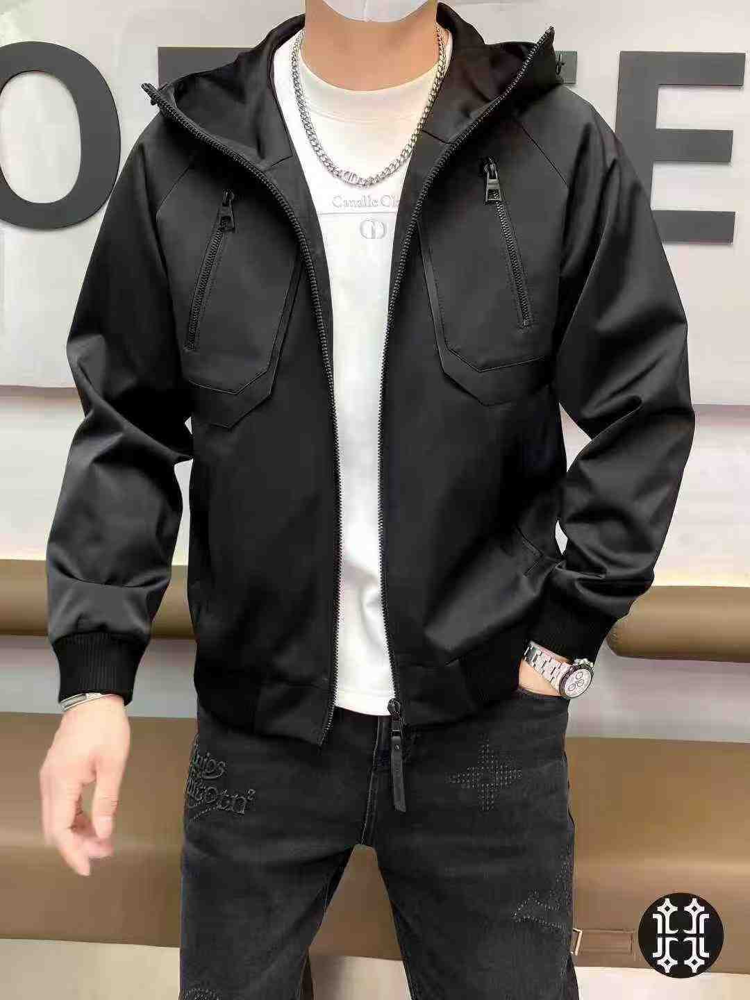 NO:614454,BALENCIA*GA Paris* Home  Men's genuine leather splicing and cotton casual hooded jacket, foreign trade goods, 2025 autumn and winter high-end show model, heavyweight product, palace-level tasting beauty. Conventional version, simple design and tailoring are clean and neat, and at the same time, elegant  Taking off and releasing spontaneity, it is not only attractive in appearance, but also very practical. It is easy to move and feels unrestricted when worn. The shape of the clothes is like a jacket, but the warmth and wind resistance and cold resistance are similar to those of down jackets. The texture is tight and thick, and the texture is  Generally not exposed, it feels warm, plump and elastic. It is a small jacket that can keep out the cold in the southern winter. It feels warm and comfortable to the touch. The whole body is full of luxurious and low-key embroidery patterns. The details are exquisite and the colors are not only versatile but also very high-end. The upper body is full of style. It is a unique type of zero-collision shirt on the market. Sizes M-3XL, can be worn up to 190 pounds.,, balenciaga, jackets  & coats,jackets & coats,down jacket,hats,alexander wang19860909BALENCIA*GA 巴黎*家 男士真皮拼接加棉款休闲连帽夹克外套,洋行贸易货,2025年秋冬高级秀场款,重磅级臻品,殿堂级品鉴尤物.常规的版型,简约设计剪裁干净利落的同时,洒脱与率性释放出来,不仅耐看,实用性也是很好的,便于活动,穿上身感觉无拘无束,衣服形似夹克,但是保暖抗风抗寒程度和羽绒服差不多,质地紧密厚实,织纹一般不显露,手感温暖、丰满、富有弹性,是一款南方冬天可以御寒的小外套,触感温暖手感舒服,通体充满奢华感又低调的刺绣图案,细节匠心考究,颜色不仅百搭还非常显高级,上身款型十足,市面零撞衫的类型,属于独一无二的存在.尺码M-3XL,最大可穿到190斤.,,balenciaga,jackets & coats,jackets & coats,down jacket,hats,alexander wang,Men's clothing