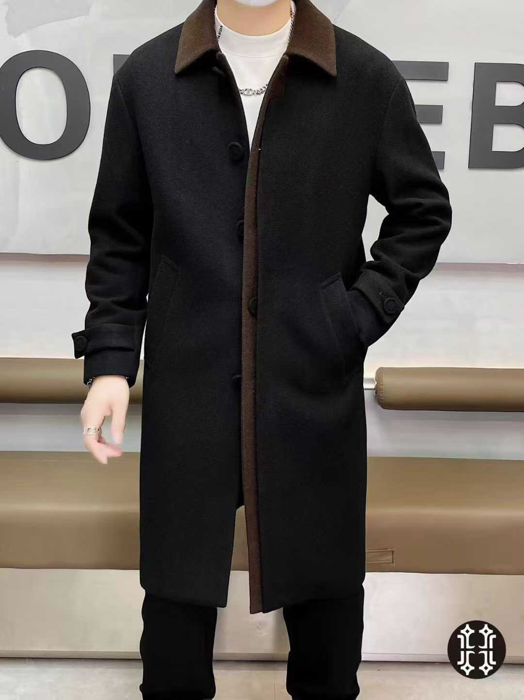 NO:614448,Emporio Arma*i Arma*ni's 2025 new high-end long wool jacket for men. It is available at the counter at the same time. The jacket is warm, crisp and stylish, and is made of customized wool fabric, which makes it more textured. The upper body effect is very good. The tailoring of the haute couture series is extremely exquisite and pays attention to the silhouette design. The texture is particularly good, smooth and soft, and with exquisite three-dimensional tailoring technology, the upper body shows great taste and temperament!  Men's wardrobe must-haves are carefully considered in every detail. The workmanship is extremely exquisite. The wiring is fine and well-proportioned. There are no excess threads. High-quality fashion. It is the best product for various occasions, whether it is business or leisure!  Size M-3XL, can wear up to 195 pounds.,,armani,jackets & coats,alexander wang19860909Emporio Arma*i 阿玛*尼 2025年秋冬新款男士高端长款羊毛外套.专柜同步发售,外套保暖挺括有型,定制羊毛面料,更加有质感 上身效果特好,高定系列成衣剪裁极为精致,讲究廓形设计,质感特别好,光洁柔软,加持精湛的立体剪裁工艺,上身很显品味和气质！男人衣橱必备在细节上考虑的面面俱到 做工真的极其精湛 走线细密匀称 毫无多余线头 高品质时装 无论是商务还是休闲时候都能胜任各种场合的最佳强货！尺码M-3XL 最大可穿195斤.,,armani,jackets & coats,alexander wang,Men's clothing