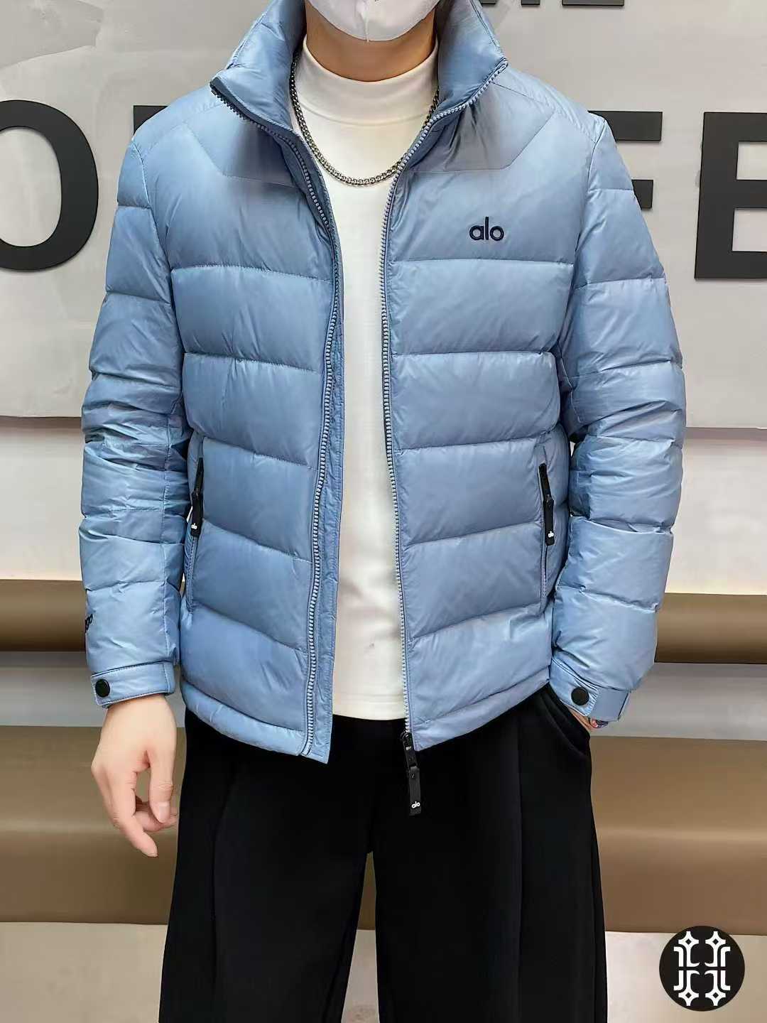 NO:614432,AIO  2025 new autumn and winter men's stand-up collar down jacket, high-quality design, is a must-have for any man, handsome and handsome. Heavy craftsmanship, 90 down filling, but the fashion stance remains strong, first-class texture, crisp and slim  Body. Classic lapel down, mature and stable style, delicate texture, good gloss, and very clear texture. The style is simple and elegant, highly fashionable, and extremely cost-effective. The version leads the current trend. The upper body effect is very good. The fabric is novel and soft to the touch.  Fearless and changeable, blooming in comfort and uniqueness. Calmly and confidently walk the way of urban sportsman's spring clothing. Multi-touch fabric selection, showing the eclectic charm. The upper body will not have any wrinkles, the shape is excellent, the upper body is stylish and handsome, the customized accessories are iconic, and the details determine success or failure. Colors and colors Sizes M-3XL, can be worn up to 190 pounds.,, jackets & coats, down jacket, alexander wang19860909AIO 2025年秋冬新款男士立领羽绒服外套,高品质设计,是任何男人都必备的王牌好货,帅气爆表.重工艺直冲工艺,90绒填充,但时尚立场坚挺如故,质感一流,挺括修身.经典翻领的羽绒,成熟稳重风,质感细腻,光泽感佳,且纹理非常清晰,款式简洁大气,时尚度强、性价比极高,版型引领当前趋势,上身效果非常好,面料新颖,手感软 无畏多变,舒适与独特中绽放.从容、自信游走都市型男春装之道.多重触感的面料选择,彰显不拘一格的魅力上身不会有任何褶皱,版型极好,上身有型帅气,定制辅料带有标志性,细节决定成败.颜色图色 尺码M-3XL,最大可穿到190斤.,,jackets & coats,down jacket,alexander wang,Men's clothing