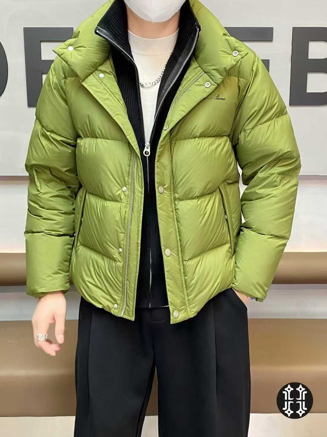 NO:614430,LP Noyo's 2025 new autumn and winter men's down jacket. High-end custom-made fabrics. It is windproof, cold-resistant and warm, has a delicate hand feel, and the upper body is crisp and stylish. The fabric itself has a unique selling point. The warmth retention, windproofness and waterproof performance are all super first-class. This year's most popular down has a three-layer anti-sand fleece liner, filled with 90% imported international new standard white duck down. It is fluffy, thick and warm, with strong resilience and no pressure to cope with the cold winter.  The placket is designed with knitted splicing technology, giving it a full sense of quality. The wiring process of the entire piece of clothing is meticulously crafted. A warm and stylish product that can be used for both business and leisure outdoors. Sizes M-3XL, can wear up to 190 pounds!  ,,loro piana,jackets & coats,down jacket,alexander wang19860909LP诺悠 2025年秋冬新款男士羽绒服外套.高级客供定制面料,挡风抗寒保暖,手感细腻,上身挺括有型,其面料本身就独具卖点.保暖性,防风度,防水性能都是超一流的.今年最主打热卖的羽绒,含三层防钻毛内胆,内充90进口国际新标白鸭绒,蓬松厚实保暖,回弹力极强,应对寒冬无压力 门襟针织拼接工艺设计,品质感十足.整件衣服走线工艺均是精工细作.一款商务休闲户外都可驾驭的保暖胜品.尺码M-3XL,最大可穿190斤！,,loro piana,jackets & coats,down jacket,alexander wang,Men's clothing