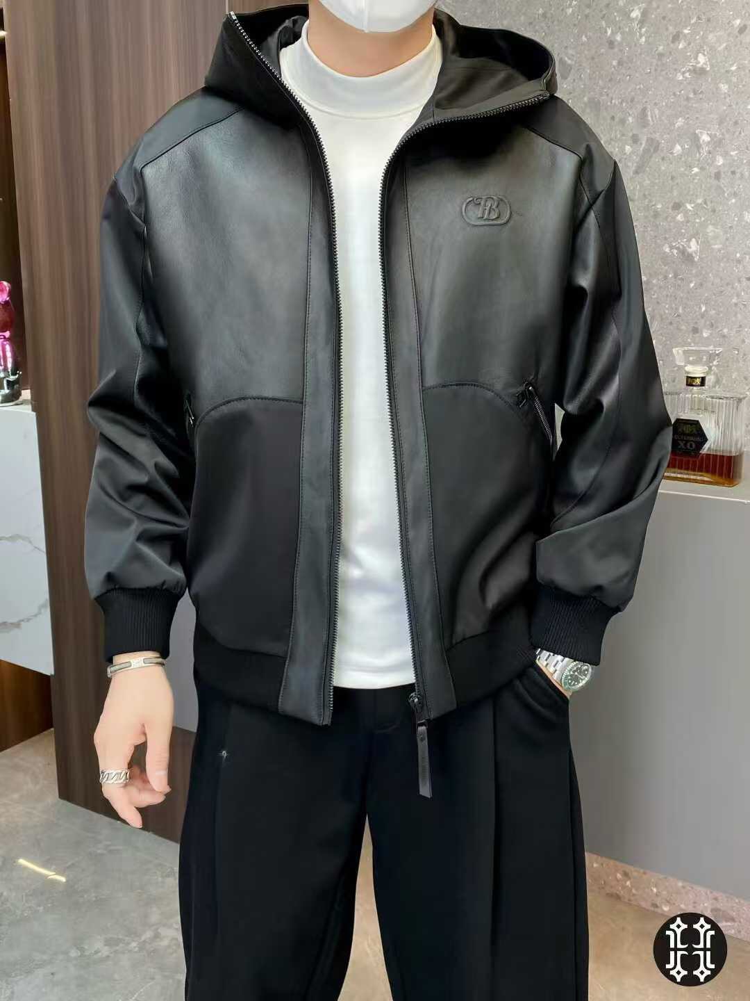 NO:614426,BURBER*Y  B*Li Men's Genuine Leather Splicing Casual Hooded Down Jacket. Trade goods from foreign companies, heavy-duty products, and palace-level products. Conventional version, simple design and clean cut, combined with the overall genuine leather and sheepskin splicing, free and easy to release. It is not only attractive, but also very practical, easy to move, and feels unrestrained when worn. The clothes are shaped like a jacket, and the texture is generally not exposed, and it feels warm to the touch.  , plump and elastic, it is a jacket that can keep out the cold in the winter in the north and south. It is made of high-quality custom fabrics and is filled with the new national standard 90 white duck down. It feels warm and comfortable to the touch. The chest is full of luxury and low-key heavy-duty design. The details are exquisite and the color is not only versatile but also very high-end. The upper body is full of style. Sizes M-3XL, can be worn up to 190 pounds.,, burberry, jackets  & coats,jackets & coats,down jacket,sheepskin,hats,alexander wang19860909BURBER*Y 巴*莉男士真皮拼接休闲连帽羽绒服外套.洋行贸易货,重磅级臻品,殿堂级品鉴尤物.常规的版型,简约设计剪裁干净利落的同时,结合整体真皮绵羊皮的拼接,洒脱与率性释放出来,不仅耐看,实用性也是很好的,便于活动,穿上身感觉无拘无束,衣服形似夹克,织纹一般不显露,手感温暖、丰满、富有弹性,是一款南北方冬天可以御寒的外套,高品质定面料,新国标90白鸭绒填充,触感温暖手感舒服,胸前充满奢华感又低调的重工设计,细节匠心考究,颜色不仅百搭还非常显高级,上身款型十足.尺码M-3XL,最大可穿到190斤.,,burberry,jackets & coats,jackets & coats,down jacket,sheepskin,hats,alexander wang,Men's clothing