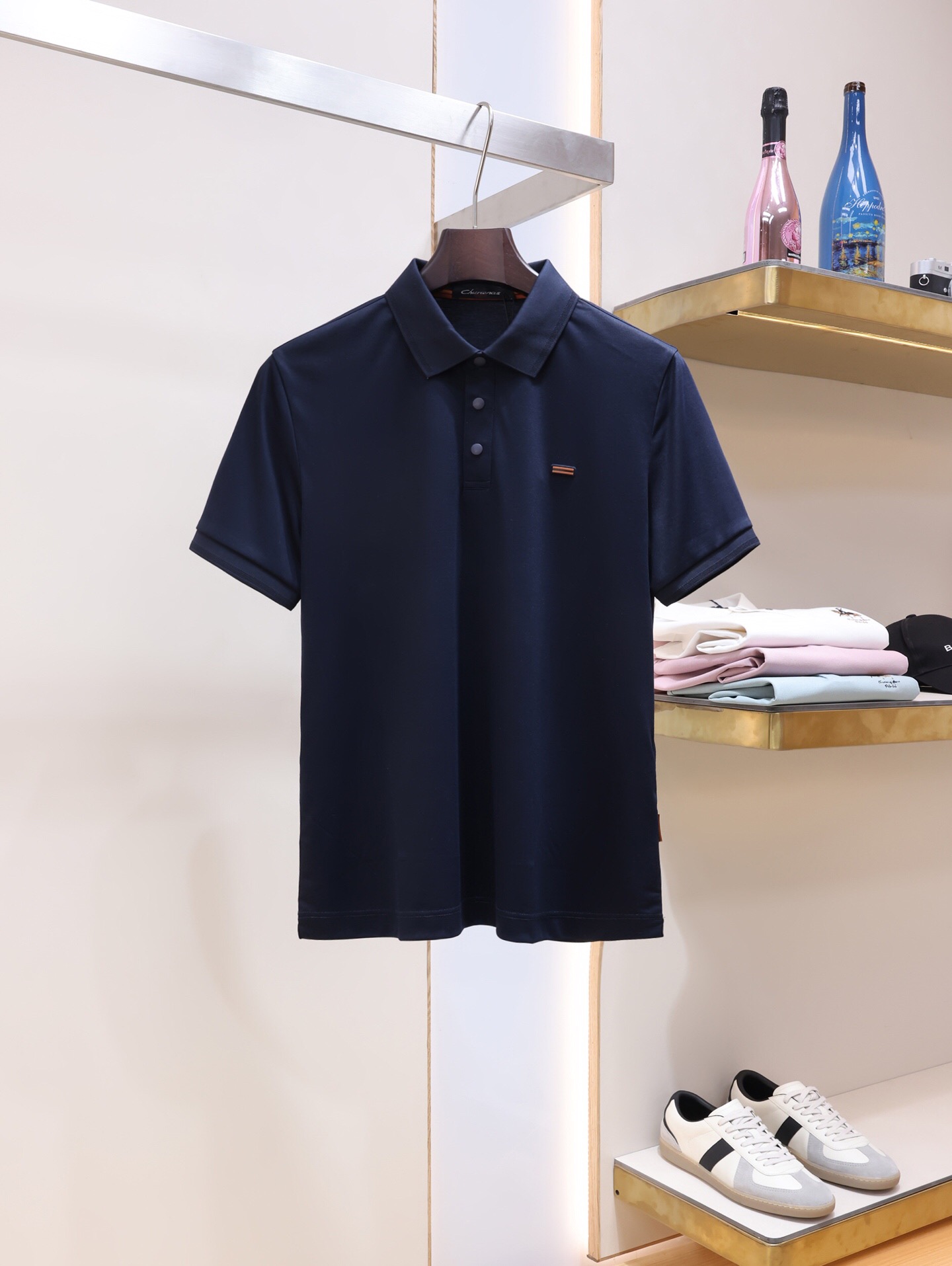 NO:838216,ZEG*A Zegna  2026 new spring and summer men's short-sleeved T-shirts with lapel polo shirts. Top-quality ready-to-wear made with high standards, Italian custom-made Modal fabric, ultra-high quality, smooth and bright cloth surface, soft and anti-wrinkle, moisture-absorbent and breathable. It has good elasticity and drape. The most popular unique craft design on the chest this year is not an ordinary craft, and it has won everyone's approval  Love it. First-class tailoring, simple and neat style, in line with men’s practical dressing habits. Whether worn inside or alone, it is the first choice for mature men, giving men the most exquisite dress. Sizes M-3XL can wear up to 190 pounds.,,zegna,T-shirt,tees,t-shirt,19860909ZEG*A 杰尼亚 2026年春夏新款男士短袖T恤翻领Polo衫.顶级成衣高标准制作,意大利定制莫代尔面料,超高品质,布面光洁亮丽,柔软抗皱,吸湿透气.弹性与垂感颇佳.胸前今年最流行独特工艺设计,不是平常的普通工艺,深得大家的喜爱.一流的剪裁,简单利落的风格,吻合了男性实用的穿衣习惯,无论内搭还是单穿都是轻熟男尤物首选,给予男人最精致打扮.尺码M-3XL最大可穿190斤.,,zegna,T-shirt,tees，t-shirt,,Men's clothing