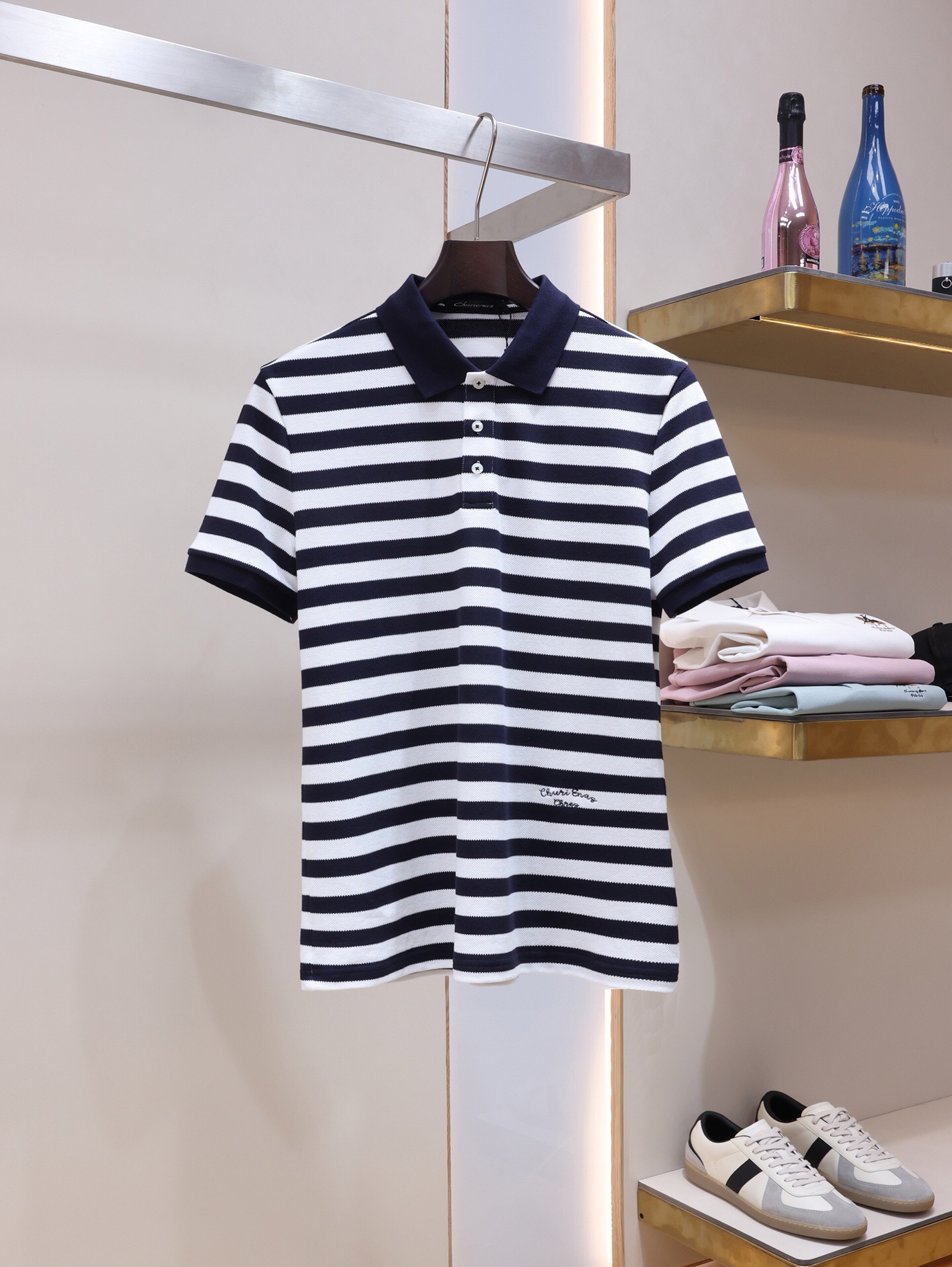 NO:838223,Dior Dior  2026 spring and summer new men's short-sleeved T-shirt lapel polo shirt. Top-quality ready-to-wear made with high standards, customized Italian cotton fabric, ultra-high quality, smooth and bright cloth surface, soft and anti-wrinkle, moisture-absorbent and breathable. It has good elasticity and drape. The most popular unique craft design on the chest this year is not an ordinary craft, and it has won everyone's favor  Love it. First-class tailoring, simple and neat style, in line with men's practical dressing habits. Whether worn inside or alone, it is the first choice for mature men, giving men the most exquisite dress. Sizes M-3XL can wear up to 190 pounds.,, dior, T-shirt, tees, t-shirt,19860909Dior 迪*奥 2026年春夏新款男士短袖T恤翻领Polo衫.顶级成衣高标准制作,意大利定制棉面料,超高品质,布面光洁亮丽,柔软抗皱,吸湿透气.弹性与垂感颇佳.胸前今年最流行独特工艺设计,不是平常的普通工艺,深得大家的喜爱.一流的剪裁,简单利落的风格,吻合了男性实用的穿衣习惯,无论内搭还是单穿都是轻熟男尤物首选,给予男人最精致打扮.尺码M-3XL最大可穿190斤.,,dior,T-shirt,tees，t-shirt,,Men's clothing