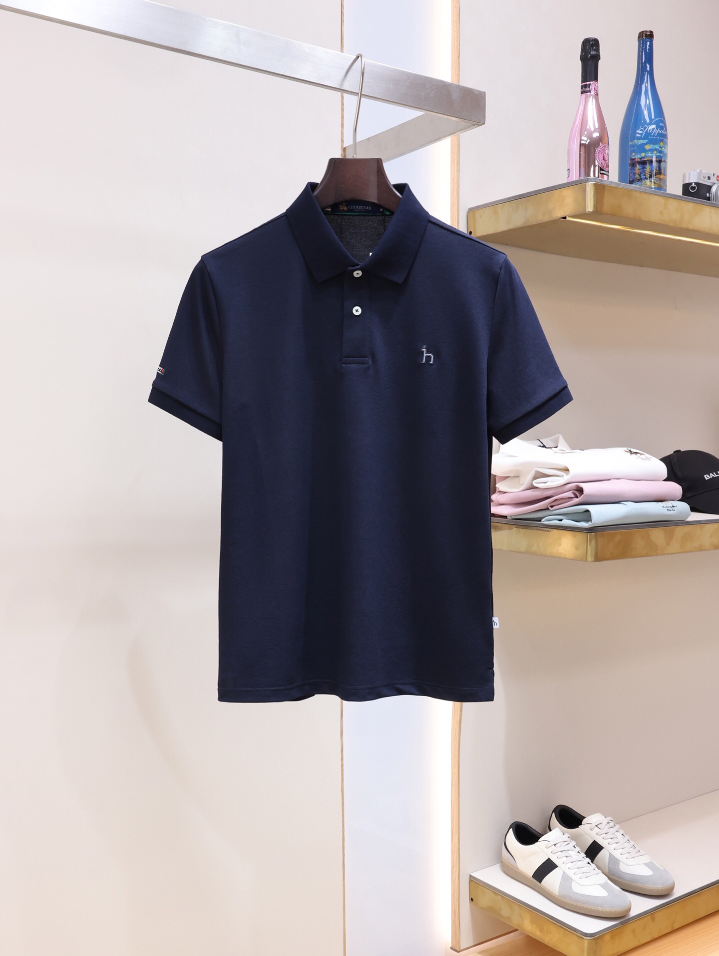 NO:838229,HAZZ*YS Haji*s  2026 spring and summer new men's short-sleeved T-shirt Polo shirt. European quality Polo series, a highly designed item. Top-quality Zhudi fabrics supplied by foreign merchants. It is extremely comfortable and breathable, and has positive skin-friendly properties, subverting the comfortable experience brought by traditional fabrics.  .Exquisite patterns on the chest and heavy craftsmanship design, full of luxury. Meticulous detail processing better highlights its quality, high-end business casual style. Sizes M-3XL, can be worn up to 195 pounds.,, T-shirt, tees, t-shirt,19860909HAZZ*YS 哈吉*斯 2026年春夏新款男士短袖T恤Polo衫.欧货品质Polo系列,极具设计感的一款单品,顶级外商客供珠迪面料,上手极微舒适透气,亲肤性积极,颠覆传统面料所带来的舒适体验.胸前精美图案重工艺设计,奢华感十足.一丝不苟细节处理更佳彰显其品质,高档商务休闲款.尺码M-3XL,最大可穿到195斤.,,T-shirt,tees，t-shirt,,Men's clothing