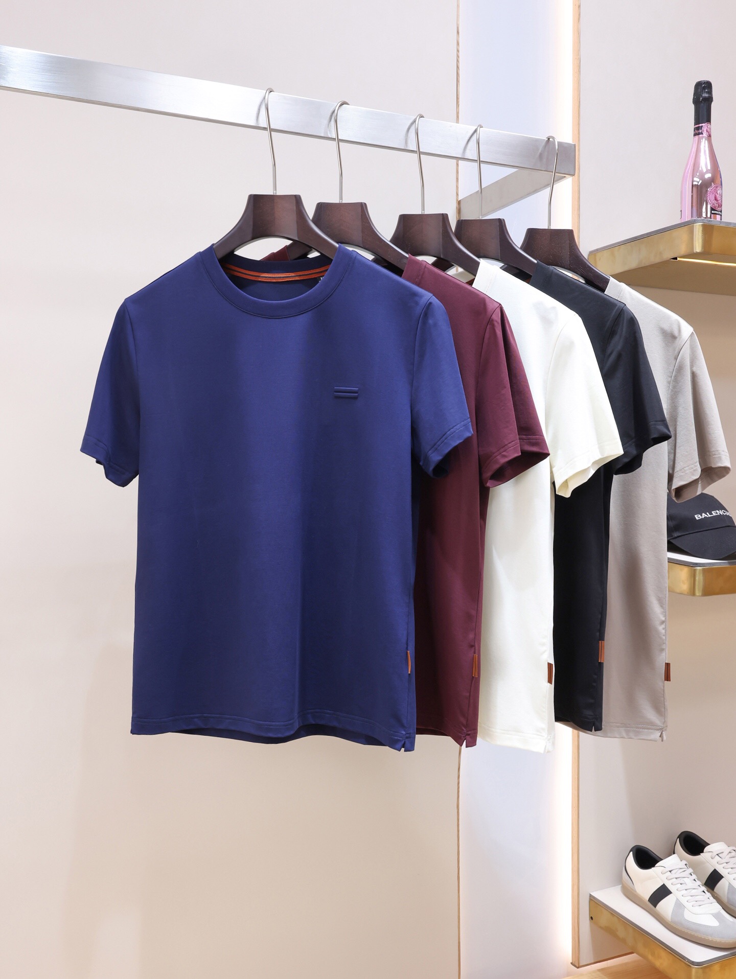 NO:838234,Zegna  2026 new spring and summer men's round neck short-sleeved T-shirts. Top-quality ready-to-wear made with high standards, customized Italian mercerized fabrics, ultra-high quality, smooth and bright cloth, soft and anti-wrinkle, moisture-absorbent and breathable. It has good elasticity and drape. The most popular unique craft design on the chest this year is not an ordinary craft, and it is loved by everyone.  First-class tailoring, simple and neat style, consistent with men's practical dressing habits, whether worn inside or alone, it is the first choice for mature men, giving men the most exquisite look. Sizes M-3XL can wear up to 190 pounds.,,zegna,T-shirt,tees,t-shirt,19860909Zegna 杰尼亚 2026年春夏新款男士圆领短袖T恤.顶级成衣高标准制作,意大利定制丝光面料,超高品质,布面光洁亮丽,柔软抗皱,吸湿透气.弹性与垂感颇佳.胸前今年最流行独特工艺设计,不是平常的普通工艺,深得大家的喜爱.一流的剪裁,简单利落的风格,吻合了男性实用的穿衣习惯,无论内搭还是单穿都是轻熟男尤物首选,给予男人最精致打扮.尺码M-3XL最大可穿190斤.,,zegna,T-shirt,tees，t-shirt,,Men's clothing