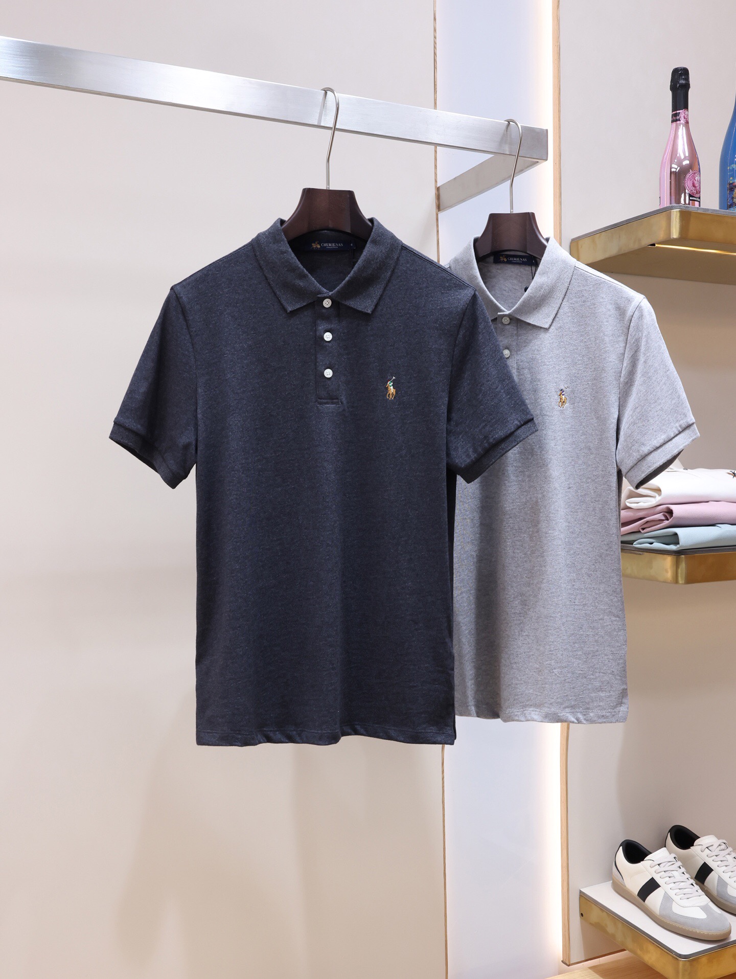 NO:838238,POLO 2026 spring and summer new men's short-sleeved T-shirt lapel Polo shirt!  High-end trendy items, fashionable items sought after by celebrities!  Every major star and Internet celebrity has a single item for street use. High-end customized cotton fabric, with a delicate and soft feel, and a crisp and stylish upper body. The brand logo flocking design on the chest easily enhances the fashion sense. The workmanship is extremely sophisticated and rigorous, and the wiring is neat and meticulous. It is a masterpiece of a famous designer!  Let you perfectly combine fashion, leisure and trend. Sizes 48 - 56, can wear up to 190 pounds.,, T-shirt, tees, t-shirt,19860909POLO 保*罗 2026年春夏新款男士短袖t恤翻领Polo衫！高端潮物,众星追捧时尚款！各大明星网红人手一件的出街单品.高级定制棉面料,手感细腻柔软,上身挺括有型.胸前品牌logo植绒设计,轻松将时髦感进阶,做工极为考究严谨,走线工整细致,大牌设计师巨作！让您时尚休闲与潮流完美结合.尺码48 - 56,最大可穿 190 斤.,,T-shirt,tees，t-shirt,,Men's clothing