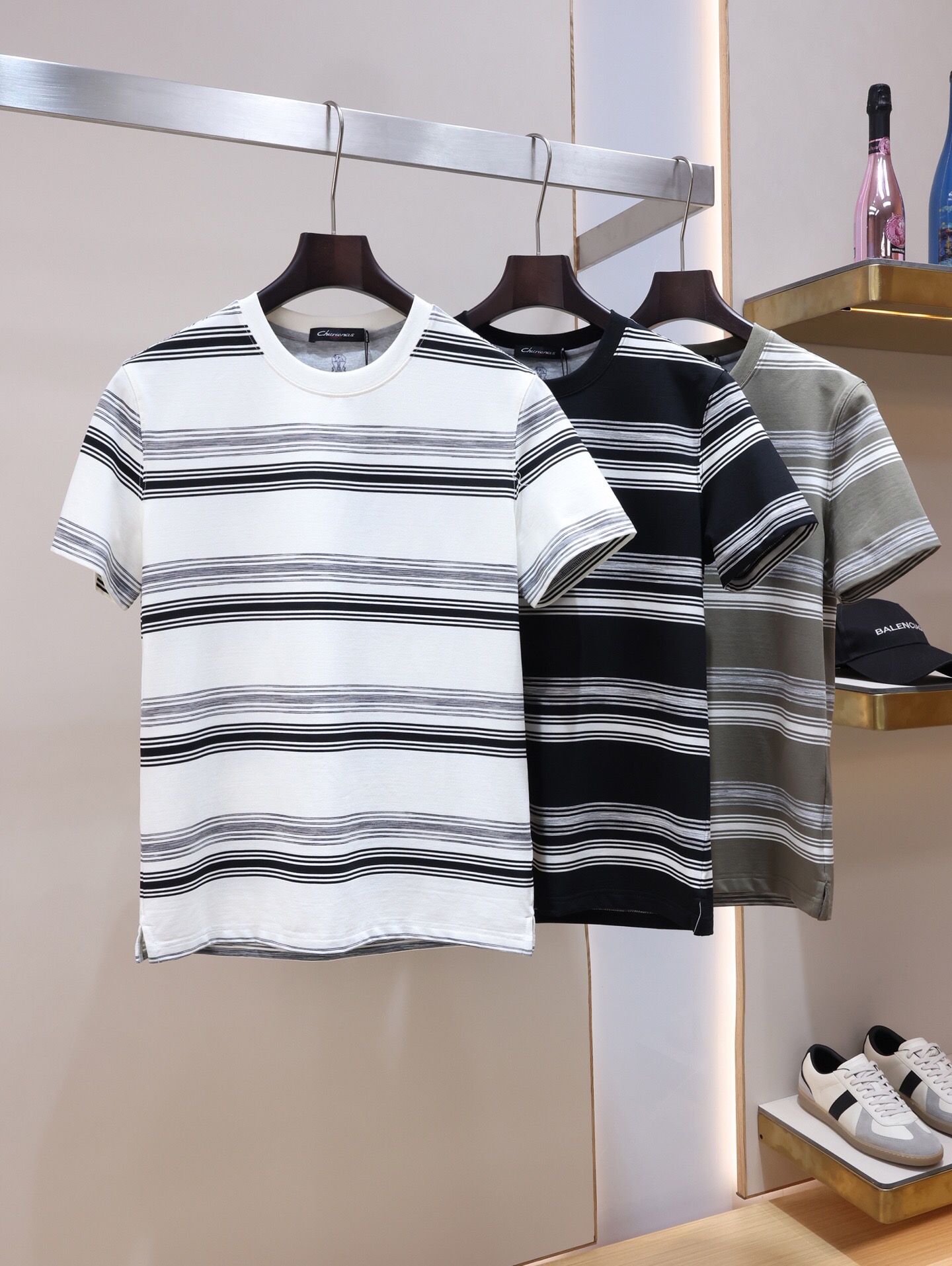 NO:838244,B.C.  2026 spring and summer new men's round neck short-sleeved T-shirt. Top-quality ready-to-wear made with high standards, Italian custom fabrics, ultra-high quality, smooth and bright cloth, soft and anti-wrinkle, moisture-absorbent and breathable. It has good elasticity and drape. The most popular unique craft design on the chest this year is not an ordinary craft, and is deeply loved by everyone. First-class tailoring, simple and neat style, consistent with men's practical dressing habits, whether worn inside or alone, it is the first choice for mature men, giving men the most exquisite dress. Color black  White Gray Size M-3XL can wear up to 190 pounds.,,T-shirt,tees,t-shirt,19860909BC 2026年春夏新款男士圆领短袖T恤.顶级成衣高标准制作,意大利定制面料,超高品质,布面光洁亮丽,柔软抗皱,吸湿透气.弹性与垂感颇佳.胸前今年最流行独特工艺设计,不是平常的普通工艺,深得大家的喜爱.一流的剪裁,简单利落的风格,吻合了男性实用的穿衣习惯,无论内搭还是单穿都是轻熟男尤物首选,给予男人最精致打扮.颜色黑色 白色 灰色 尺码M-3XL最大可穿190斤.,,T-shirt,tees，t-shirt,,Men's clothing