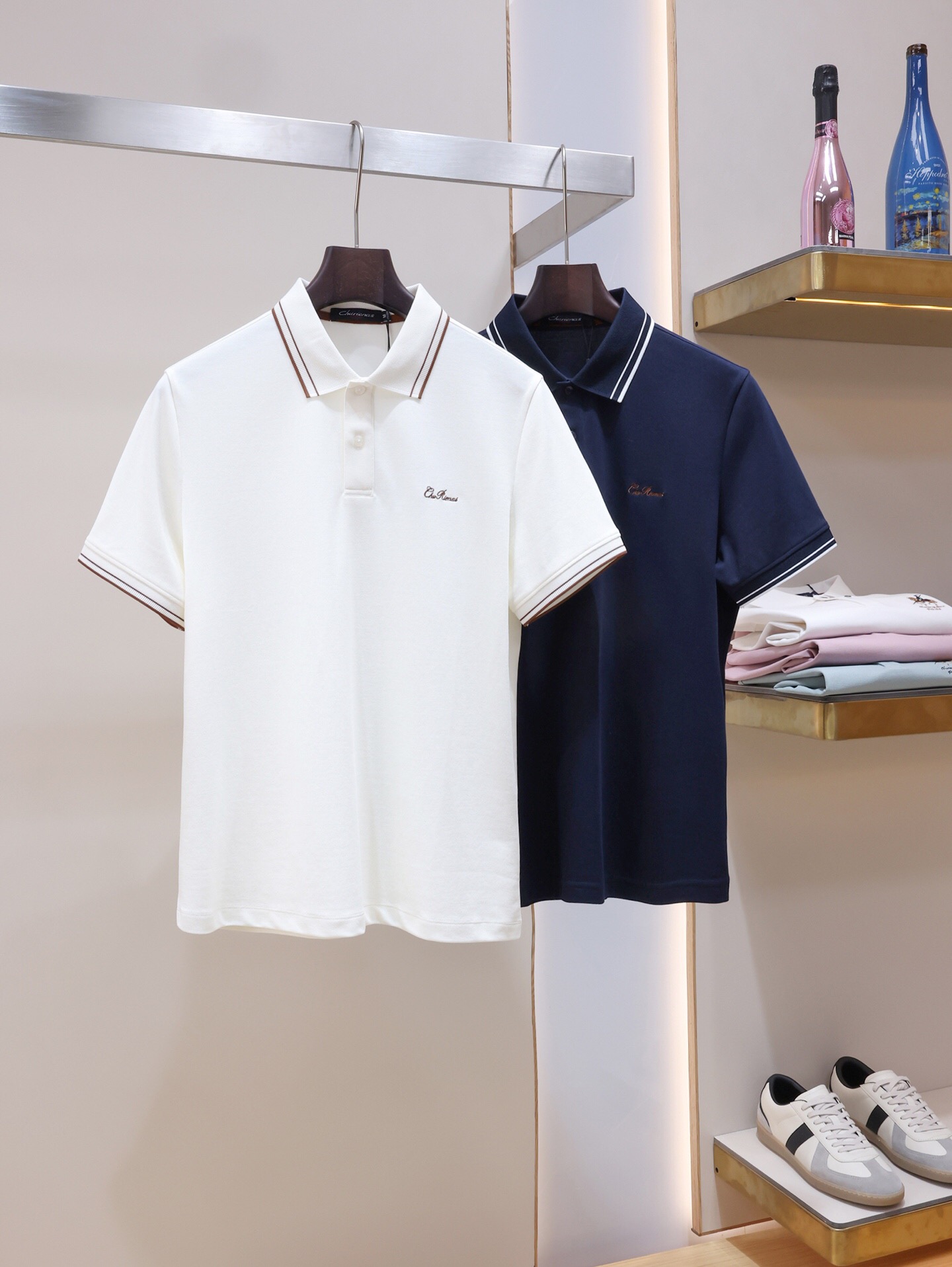 NO:838251,LP  1976 spring and summer new men's short-sleeved T-shirt lapel polo shirt. High-end top-notch ready-made clothing, not focused on functionality, practical for high street wear. Imported and customized mercerized pearl fabrics, soft luster, good resilience, easy to wash and quick-drying. Chest  The exquisite LOGO embroidery design on the front gathers the brand's traditional craft symbols and gives the new season's fashion vitality and fashion aesthetic value. The style is both solemn and harmonious, and is the first choice for urban elite men. Sizes M-3XL, the maximum weight can be worn.,,loro  piana,T-shirt,tees,t-shirt,19860909LP 1976年春夏新款男士短袖T恤翻领Polo衫.高端顶尖一线成衣,不以功能性为主导,高街实穿款.客供进口定制丝光珠地面料,光泽柔和,回弹性能好,易洗快干等特点.胸前精美LOGO刺绣设计,聚集了品牌传统工艺符号片,并赋予了新一季时尚活力和时装美学价值,亦庄亦谐的风格,都市精英男士首选.尺码M-3XL,最大可穿斤.,,loro piana,T-shirt,tees，t-shirt,,Men's clothing