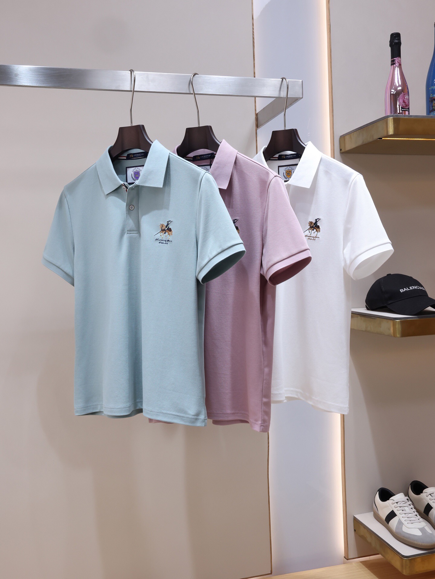 NO:838256,POLO 2026 spring and summer new men's short-sleeved T-shirt lapel Polo shirt!  High-end trendy items, fashionable items sought after by celebrities!  Every major star and internet celebrity has a piece of this streetwear item. High-end custom-made fabrics, which feel delicate and soft, and the upper body is crisp and stylish. The brand logo flocking design on the chest easily enhances the sense of fashion. The workmanship is extremely sophisticated and rigorous, and the wiring is neat and meticulous. It is a masterpiece of a famous designer!  Let you perfectly combine fashion, leisure and trend. Sizes 48 - 56, can wear up to 190 pounds.,, T-shirt, tees, t-shirt,19860909POLO 保*罗 2026年春夏新款男士短袖t恤翻领Polo衫！高端潮物,众星追捧时尚款！各大明星网红人手一件的出街单品.高级定制客供面料,手感细腻柔软,上身挺括有型.胸前品牌logo植绒设计,轻松将时髦感进阶,做工极为考究严谨,走线工整细致,大牌设计师巨作！让您时尚休闲与潮流完美结合.尺码48 - 56,最大可穿 190 斤.,,T-shirt,tees，t-shirt,,Men's clothing